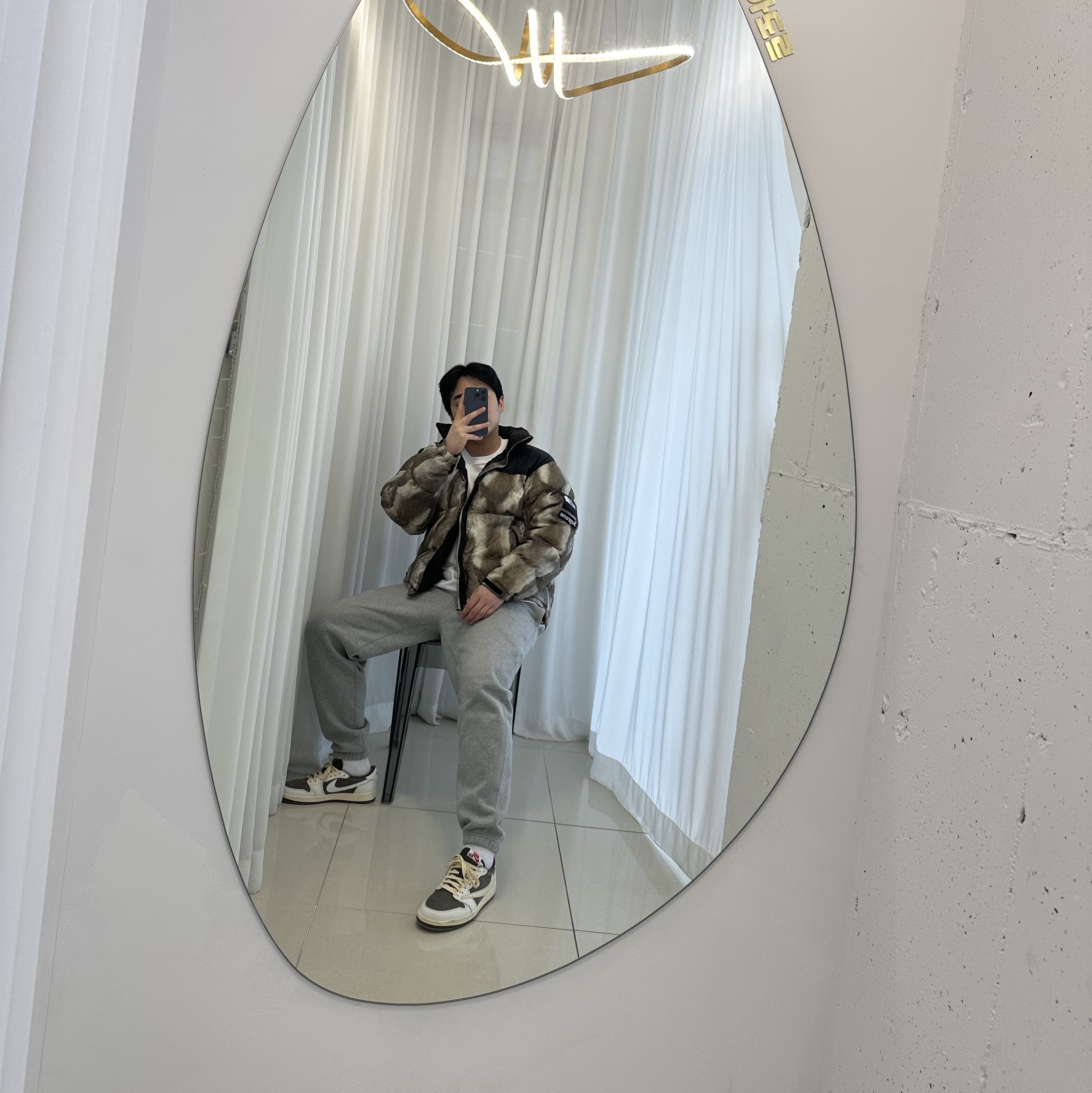 Jordan 1 x Travis Scott Retro Low OG SP Sail and Ridgerock 착용 스타일
