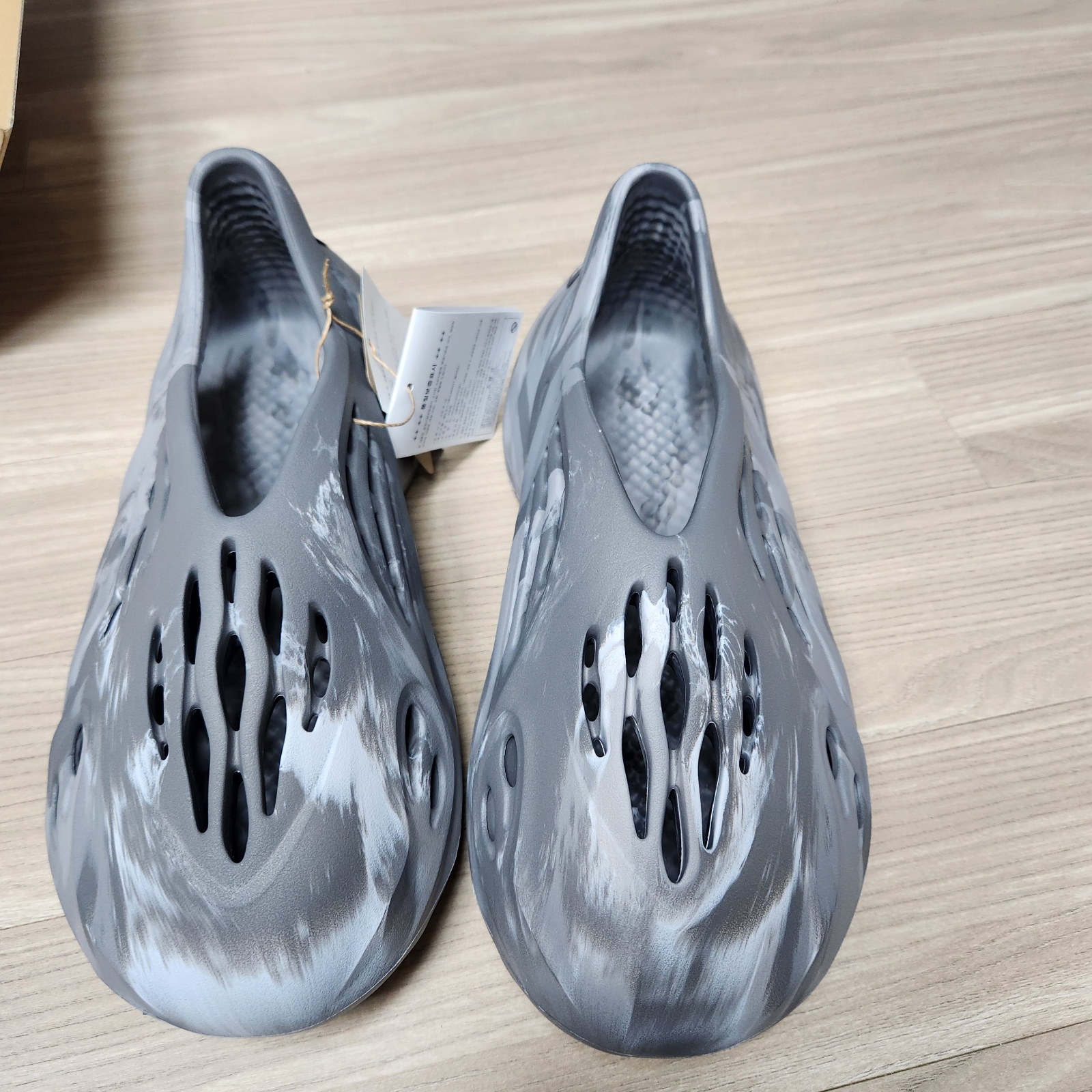 Adidas Yeezy Foam RNNR MX Granite 착용 스타일 - 1