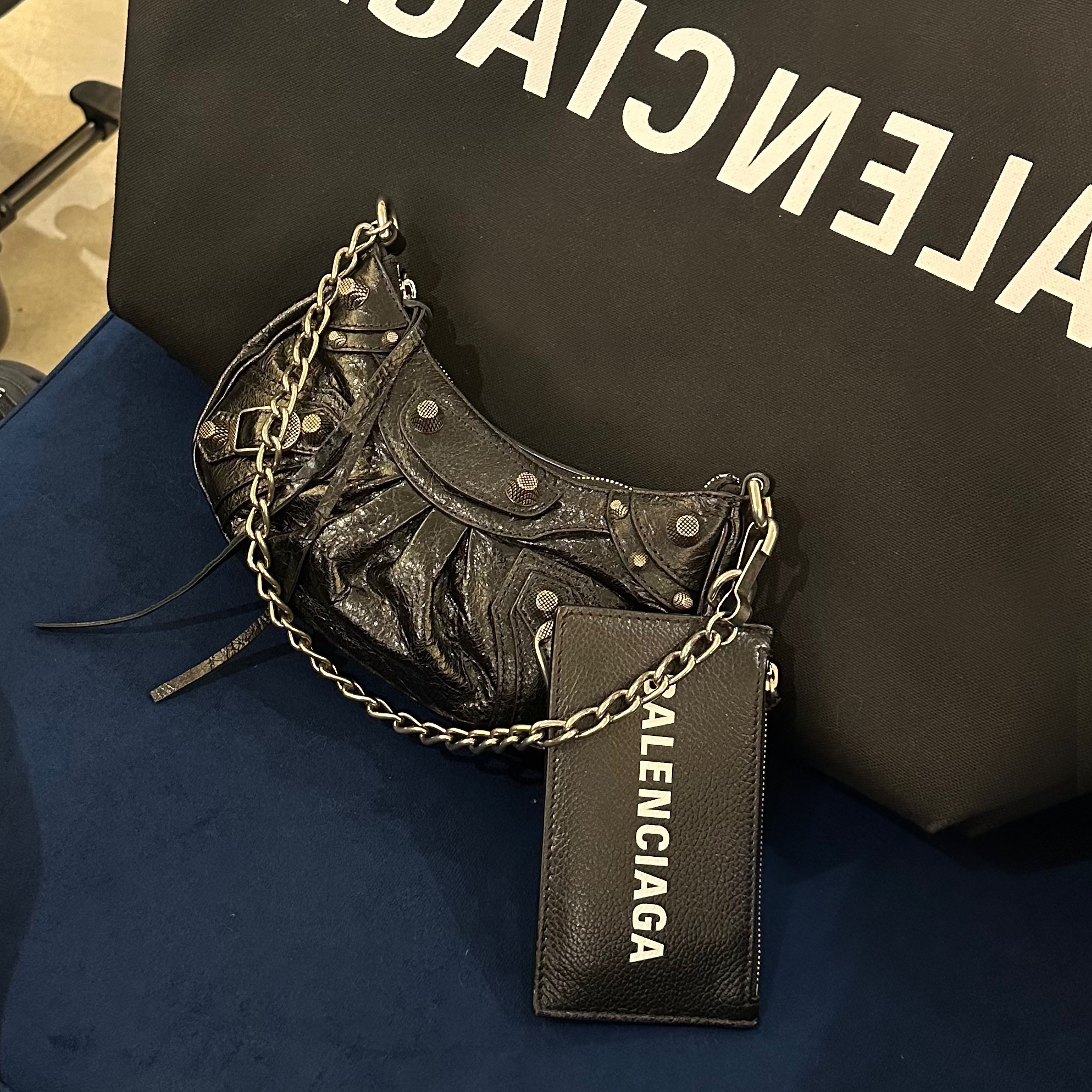 Balenciaga Le Cagole Mini Bag with Chain Black, Balenciaga Cash Keyring Card Case Black Silver 착용 스타일