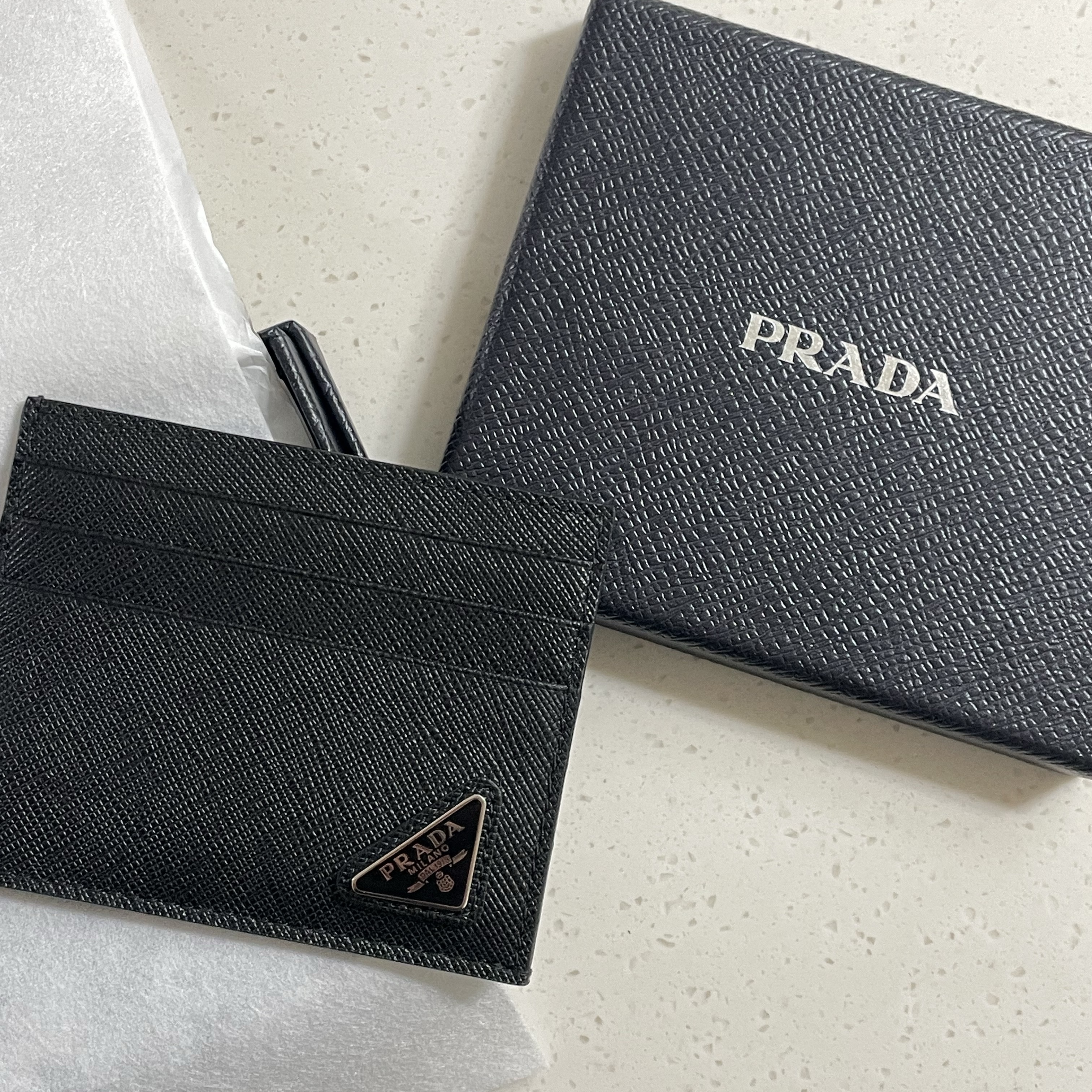 Prada Saffiano Leather Card Holder Black 착용 스타일