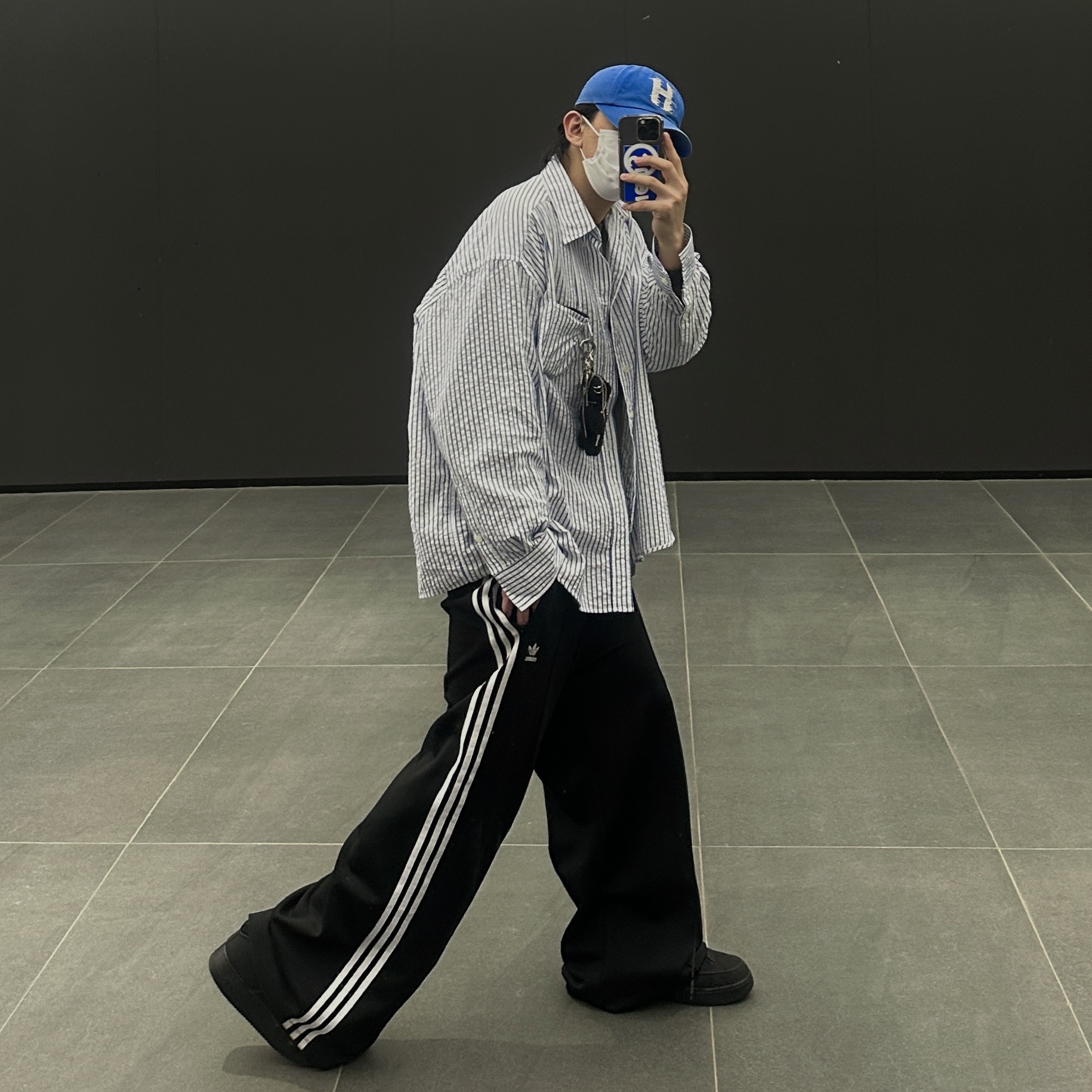 Our Legacy Borrowed BD Shirt White Blue Crinkled Stripe, Nike x Stussy Air Force 1 Low Triple Black 착용 스타일 - 2
