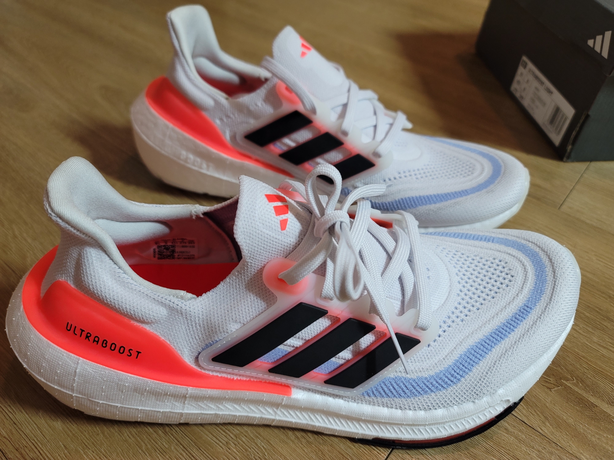 Adidas UltraBoost Light White Solar Red 착용 스타일