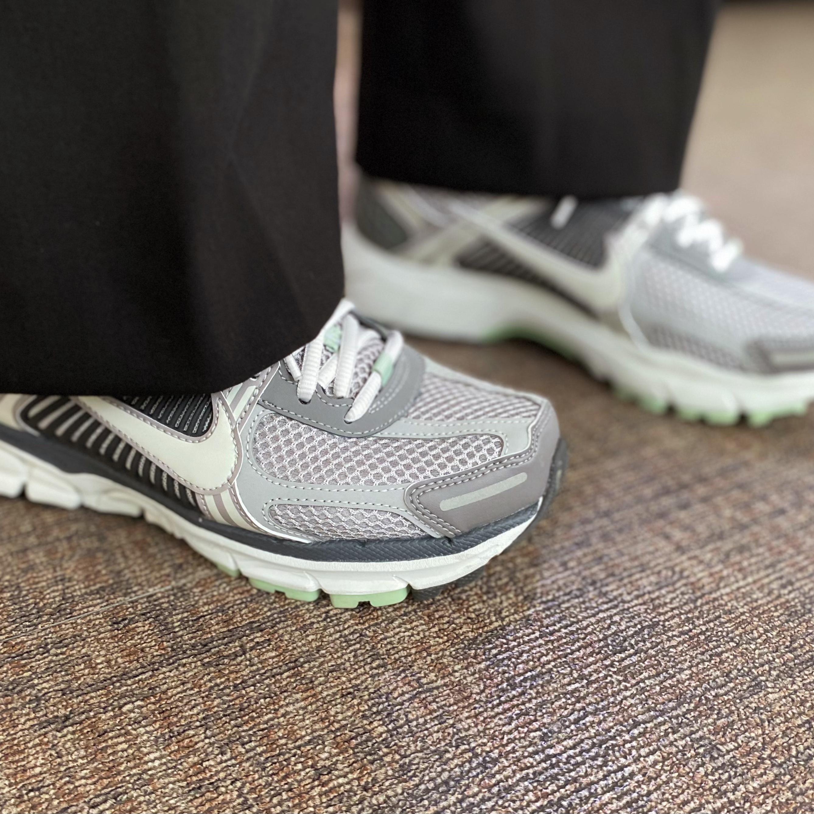 (W) Nike Zoom Vomero 5 Cobblestone and Flat Pewter 착용 스타일 - 2
