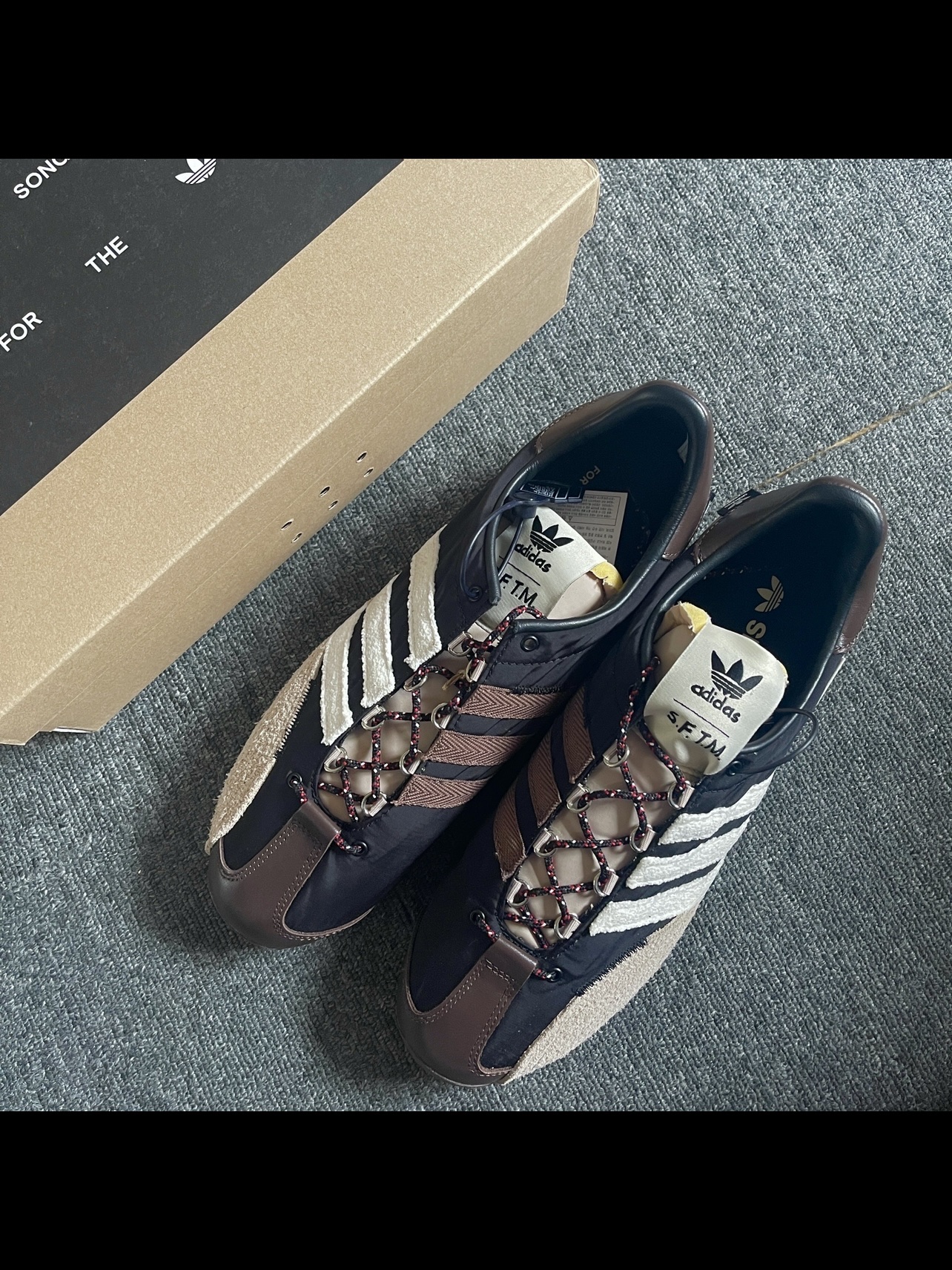 Adidas x Song for the Mute Country OG Core Black Core White 착용 스타일 - 1
