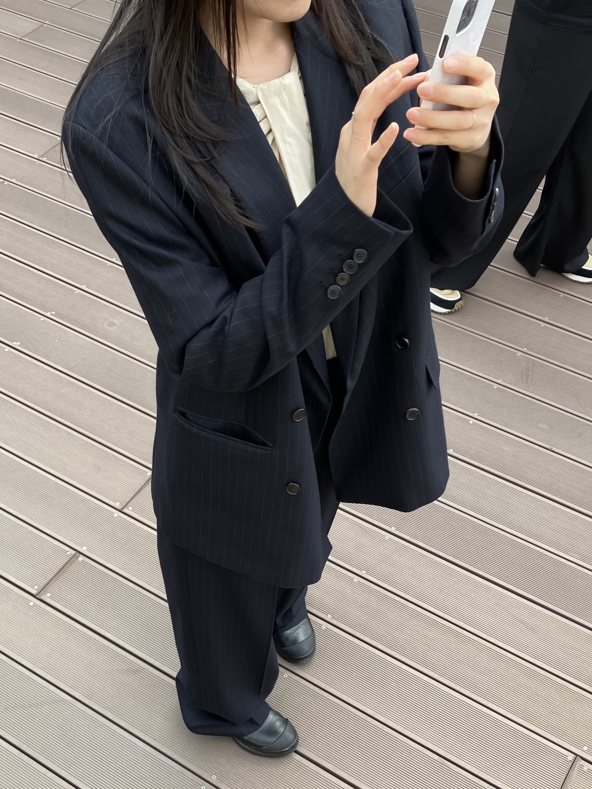 [KREAM 단독] Lhas De Base Relax-Rised Back Tap Pants R Navy Stripe, [KREAM 단독] Lhas De Base Genderless Double Breasted Mens Jacket R Navy Stripe 착용 스타일 - 3
