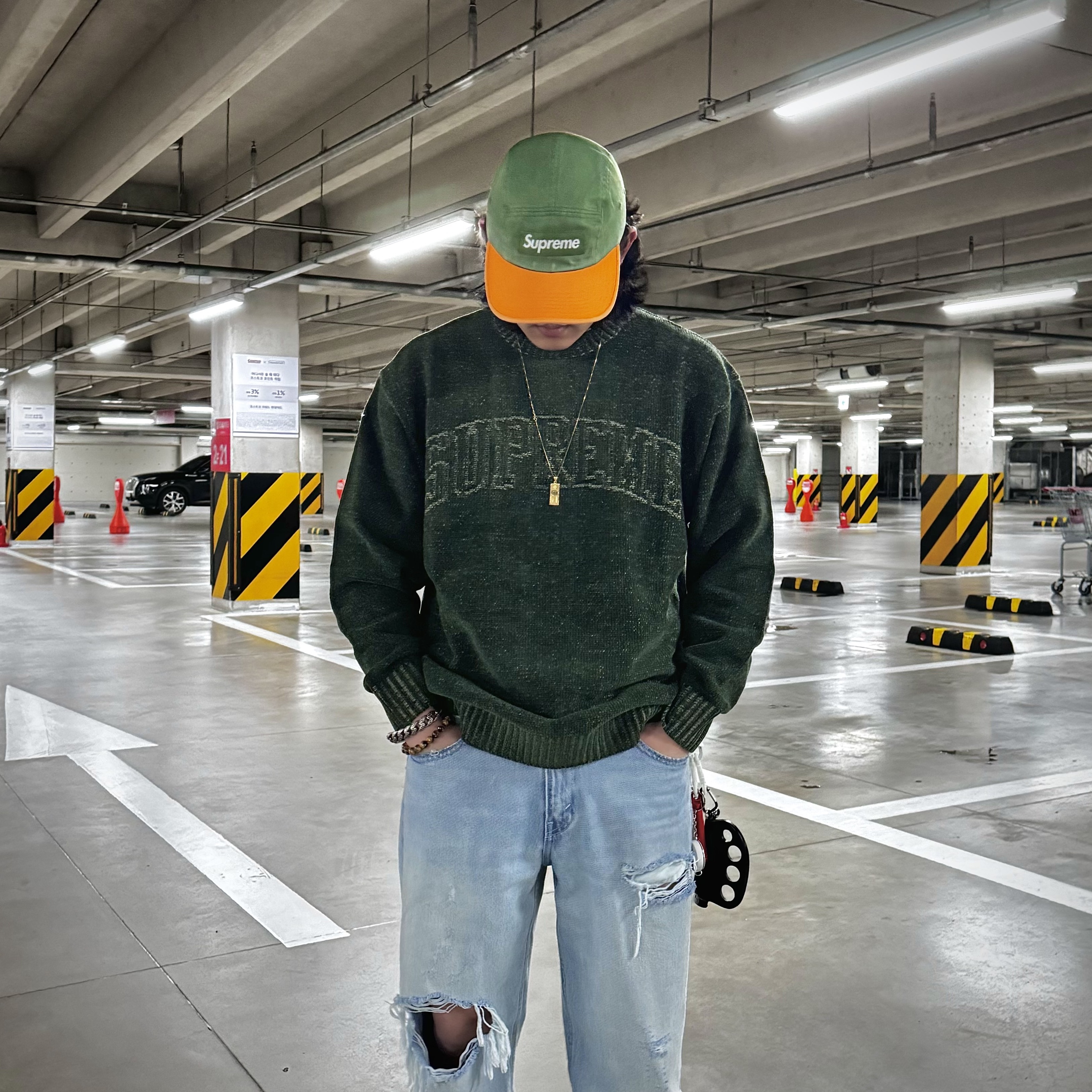 Supreme Contrast Arc Sweater Olive - 24SS, Supreme Pigment 2-Tone Camp Cap Green - 24SS 착용 스타일 - 3