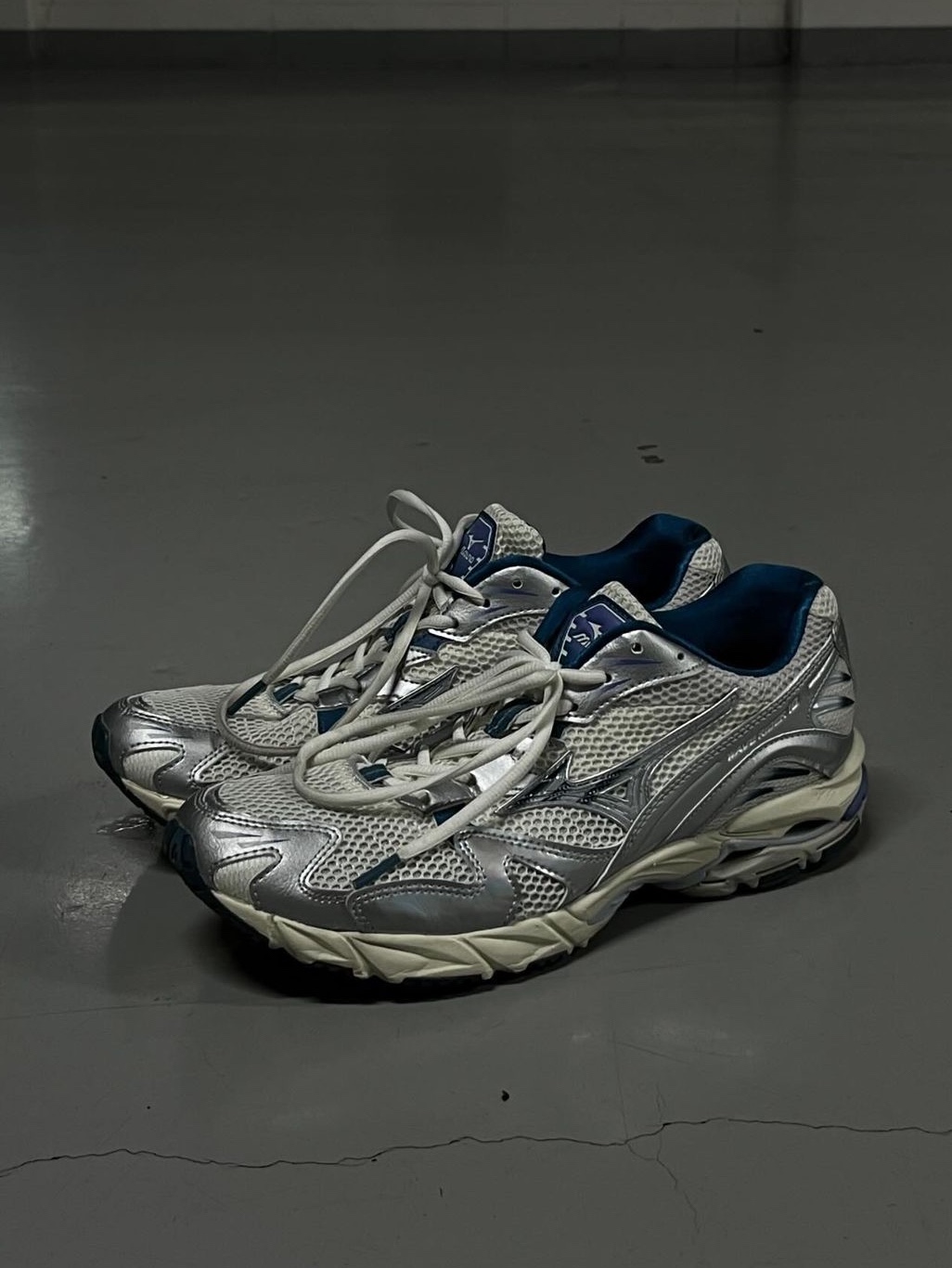Mizuno Wave Rider 10 Arctic Ice Arctic Ice Snow White 착용 스타일 - 3