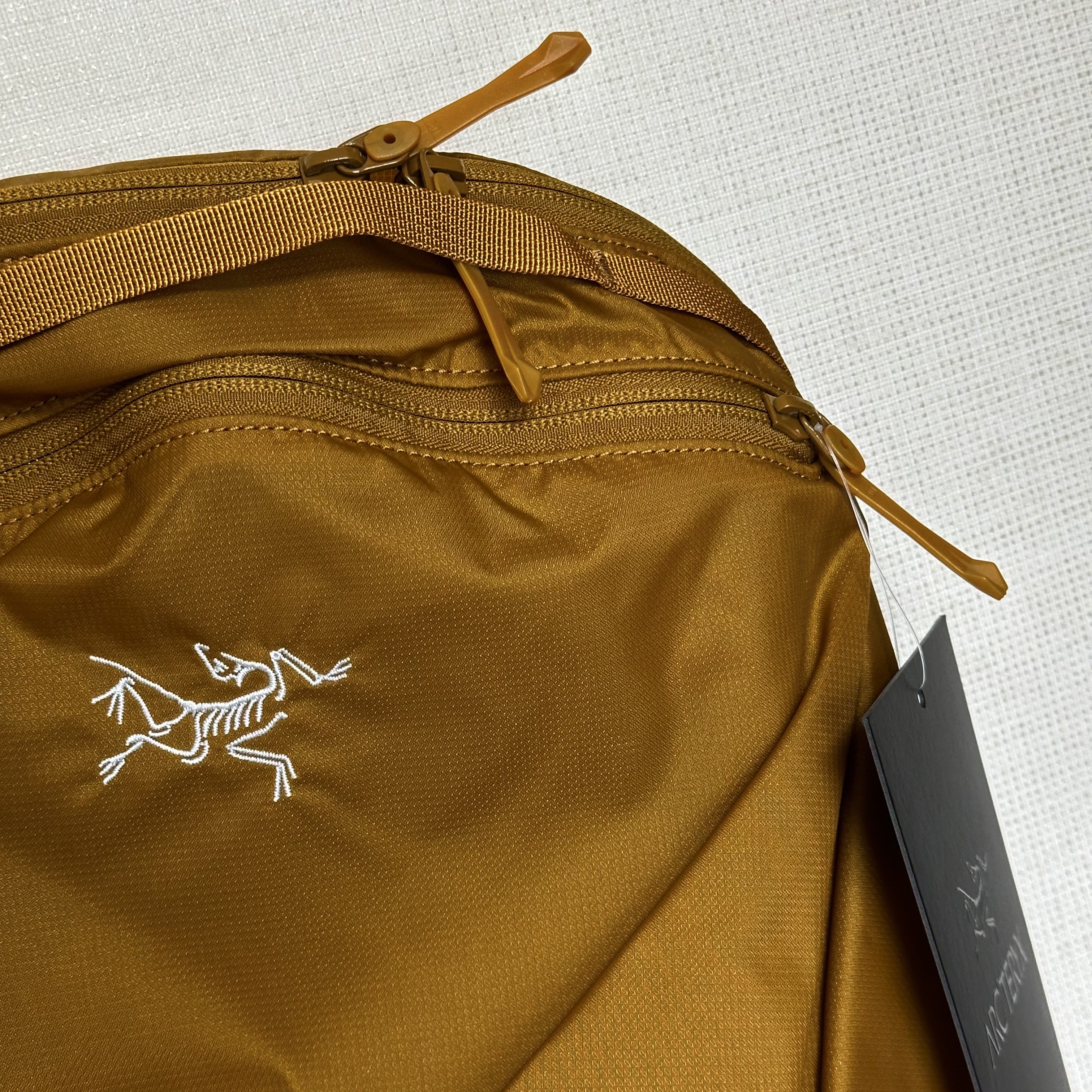 Arc'teryx Heliad 15 Backpack Yukon 착용 스타일 - 2