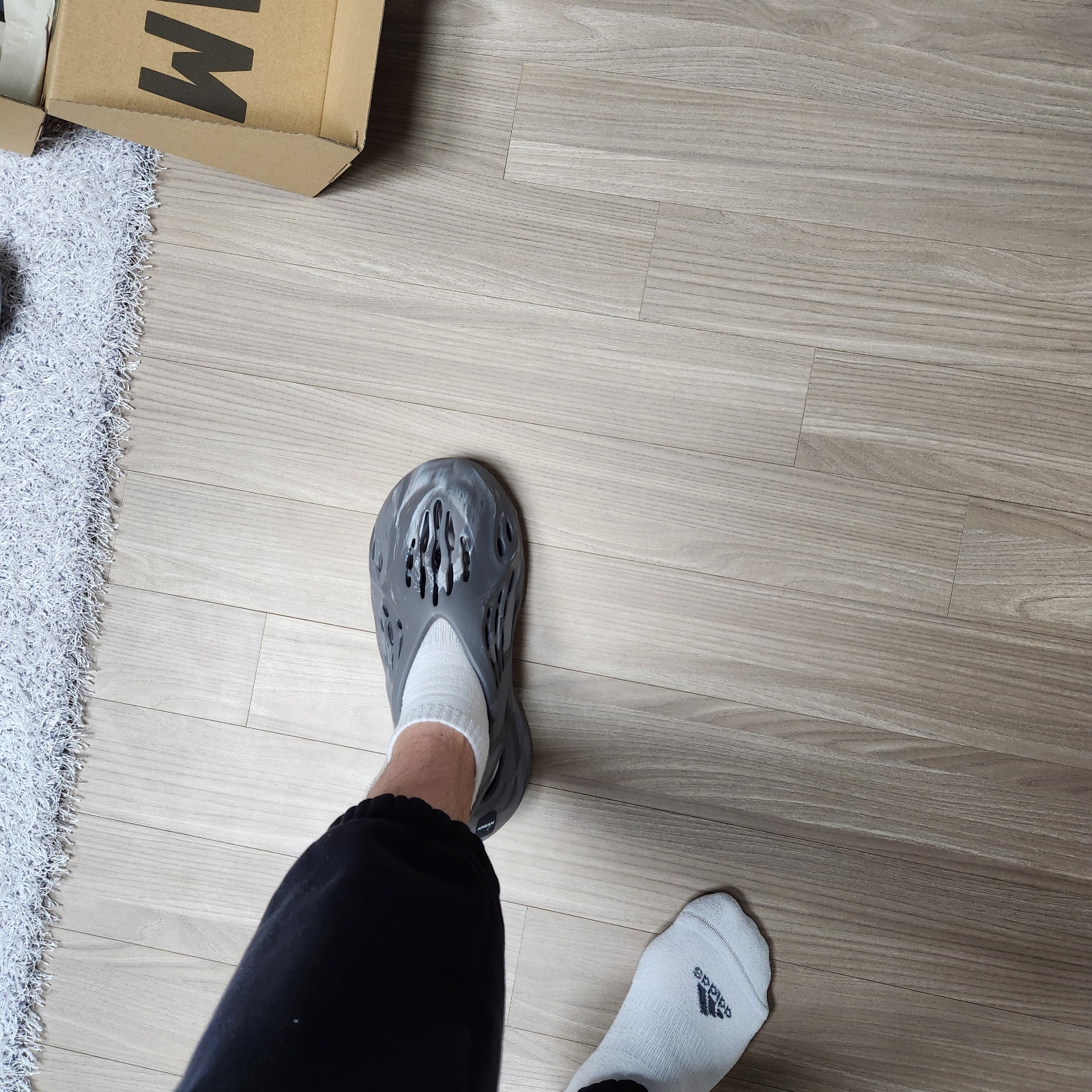 Adidas Yeezy Foam RNNR MX Granite 착용 스타일 - 2