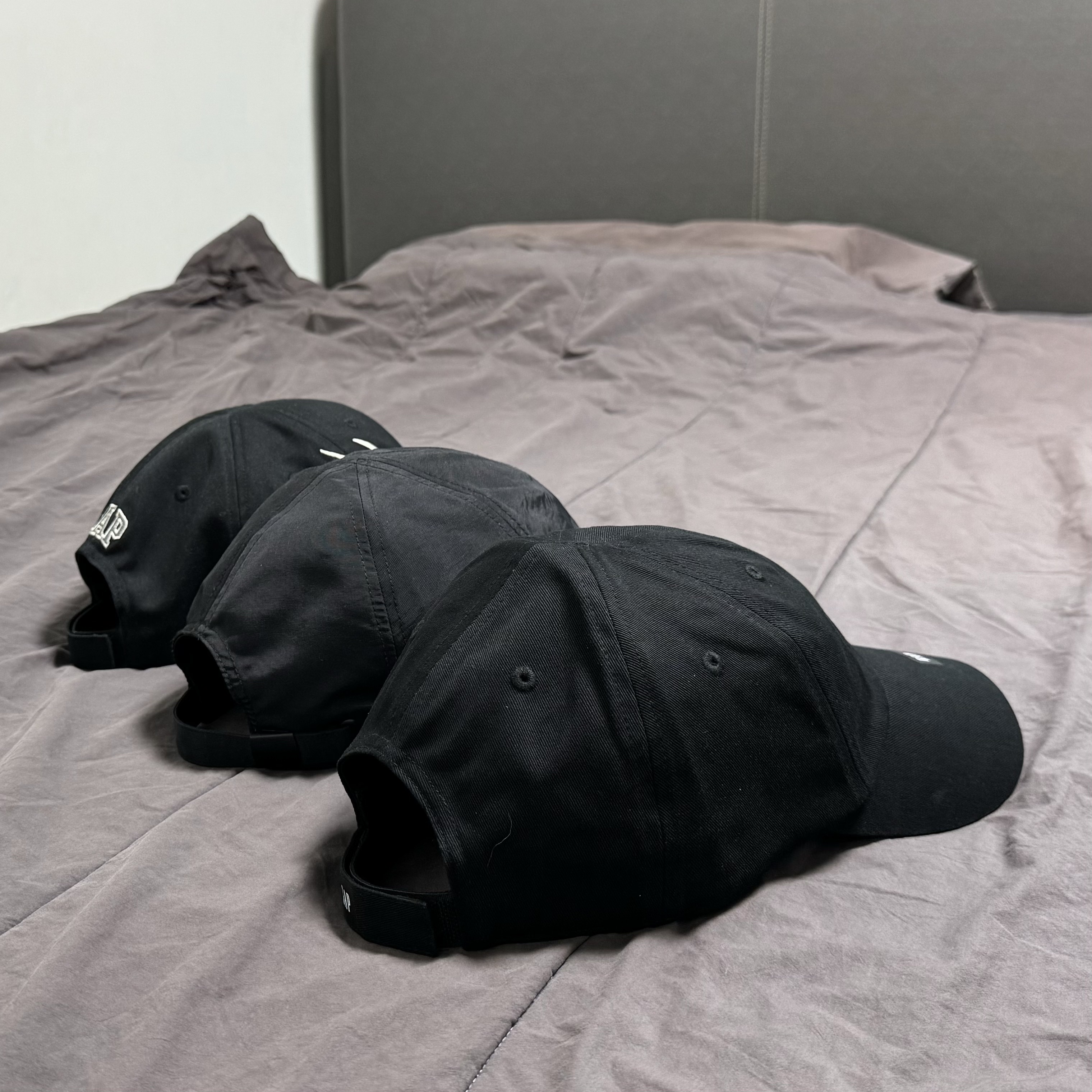 Yeezy Gap Engineered By Balenciaga Foldable Cap Black, Yeezy Gap Engineered By Balenciaga Logo Cap Black 착용 스타일 - 3
