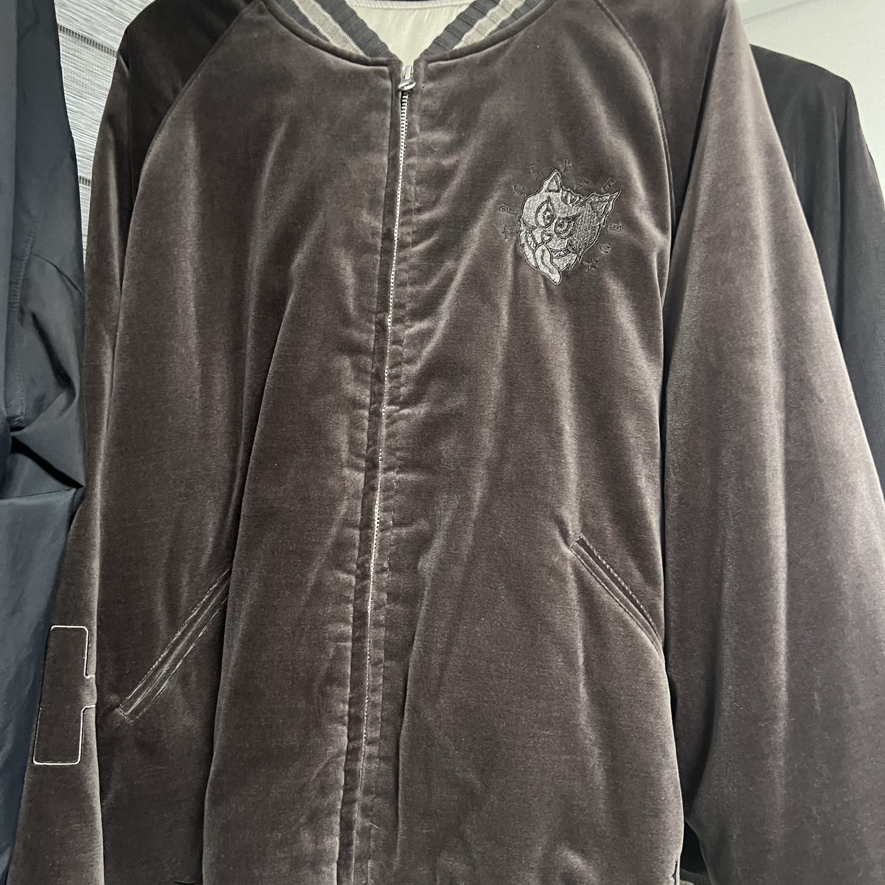Polyteru x HANK Velvet Souvenir Jacket Brown - 23FW 착용 스타일 - 2