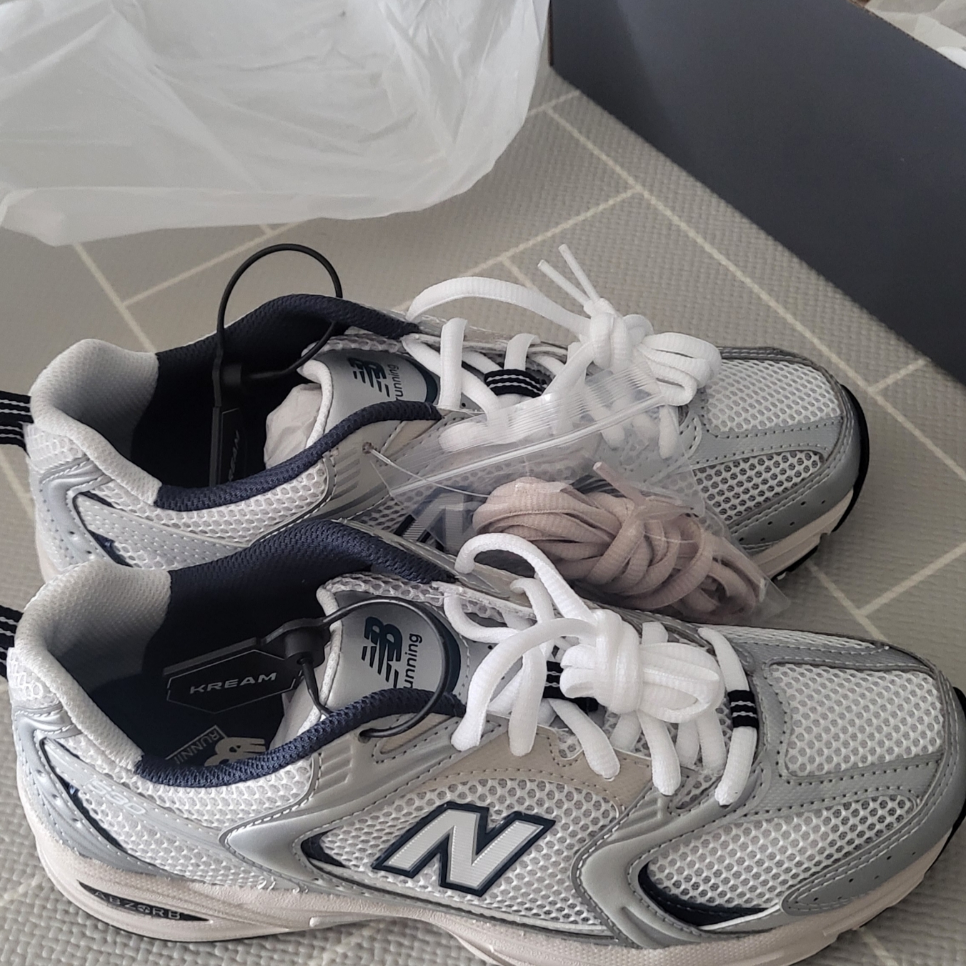 New Balance 530 Steel Grey 착용 스타일 - 3