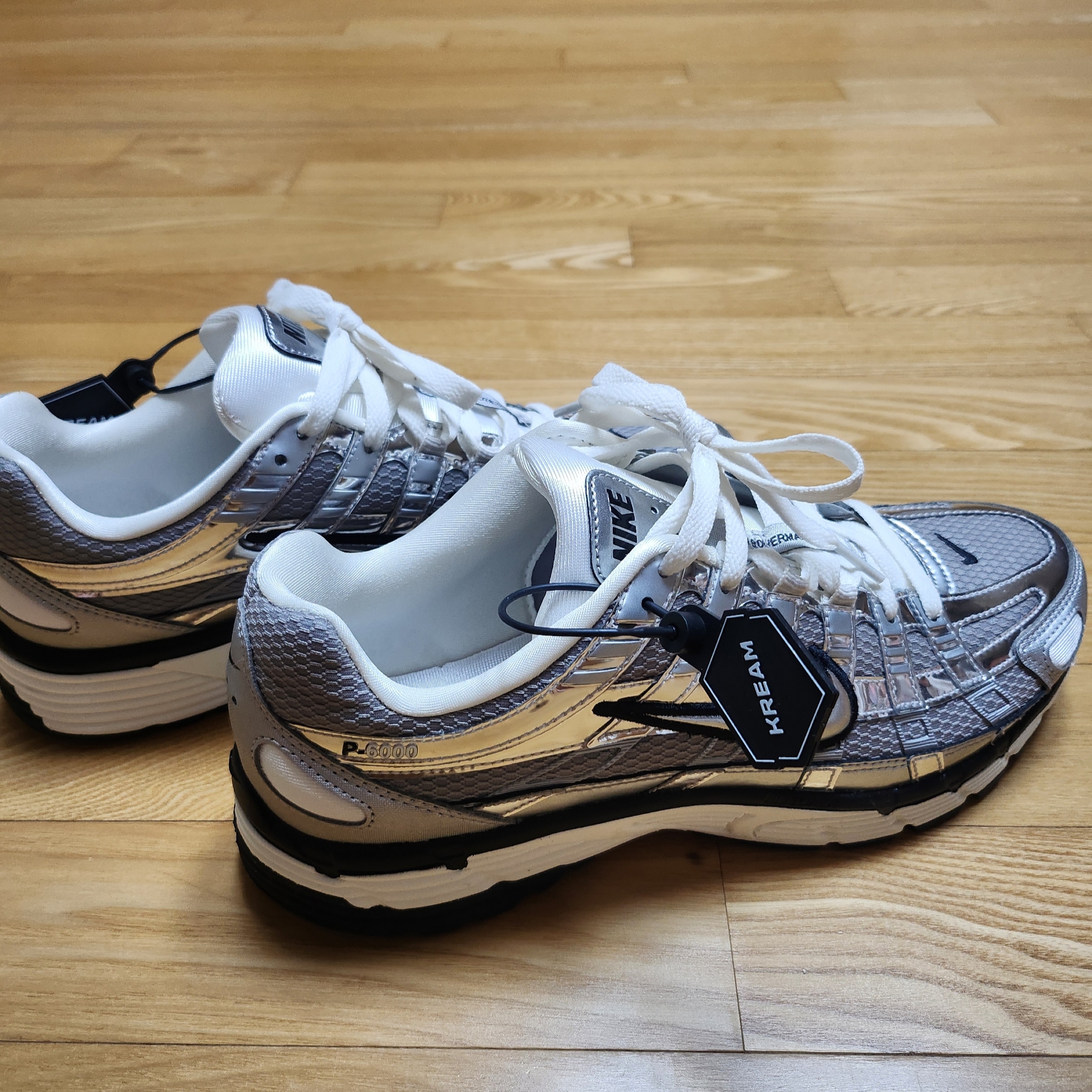 Nike P-6000 Metallic Silver 착용 스타일 - 1