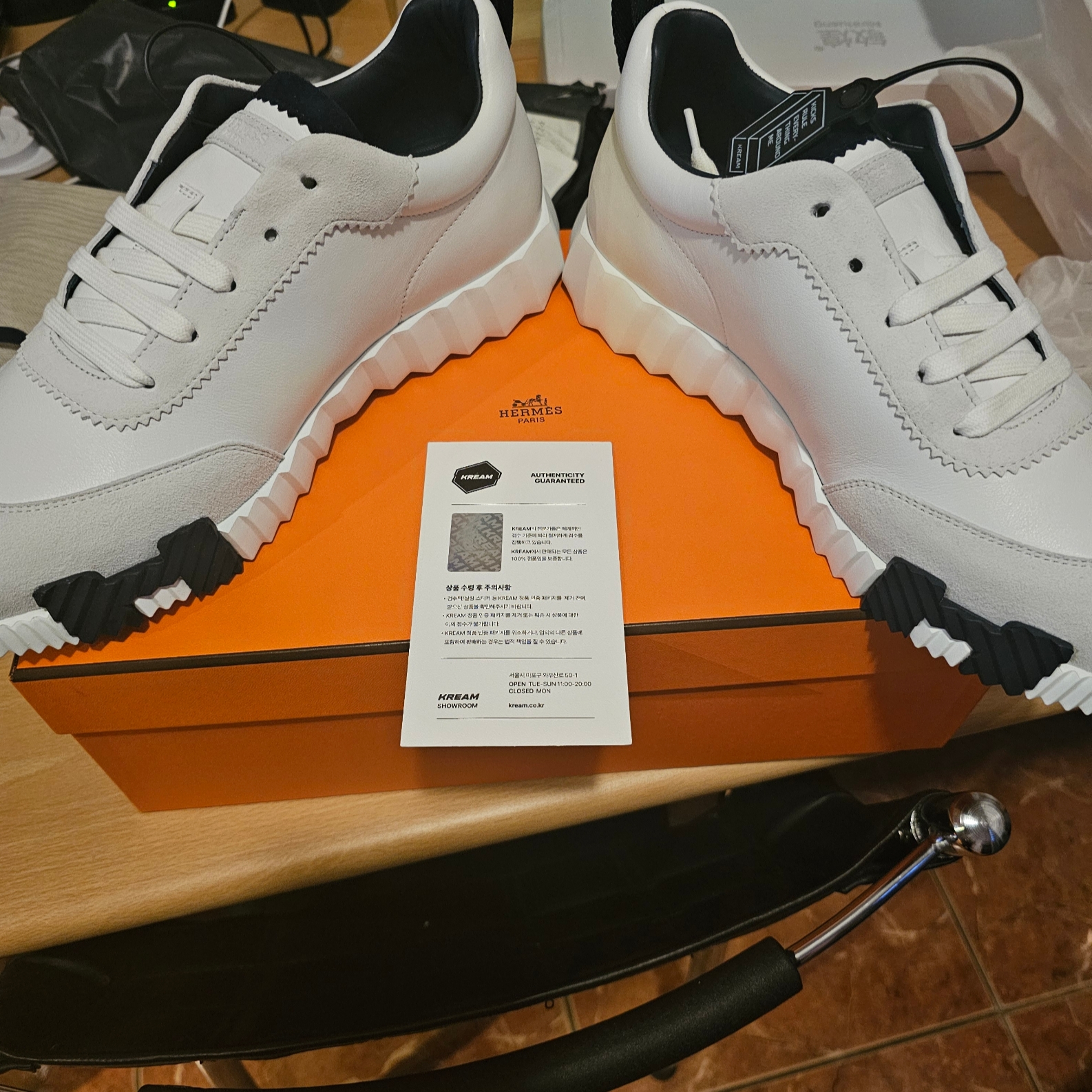 Hermes Bouncing Sneakers Calfskin Suede Goatskin & Blanc 착용 스타일
