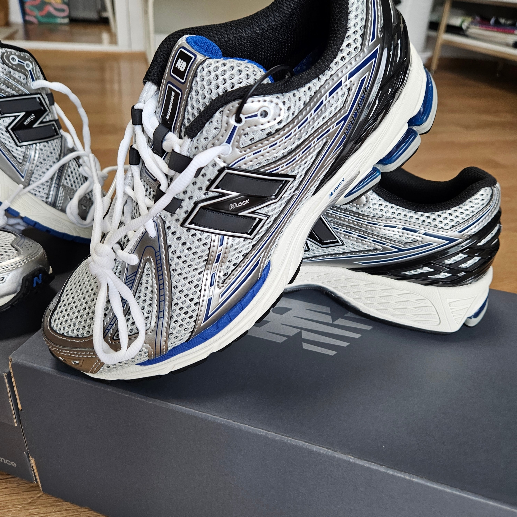 New Balance 1906R Silver Metallic 착용 스타일 - 2