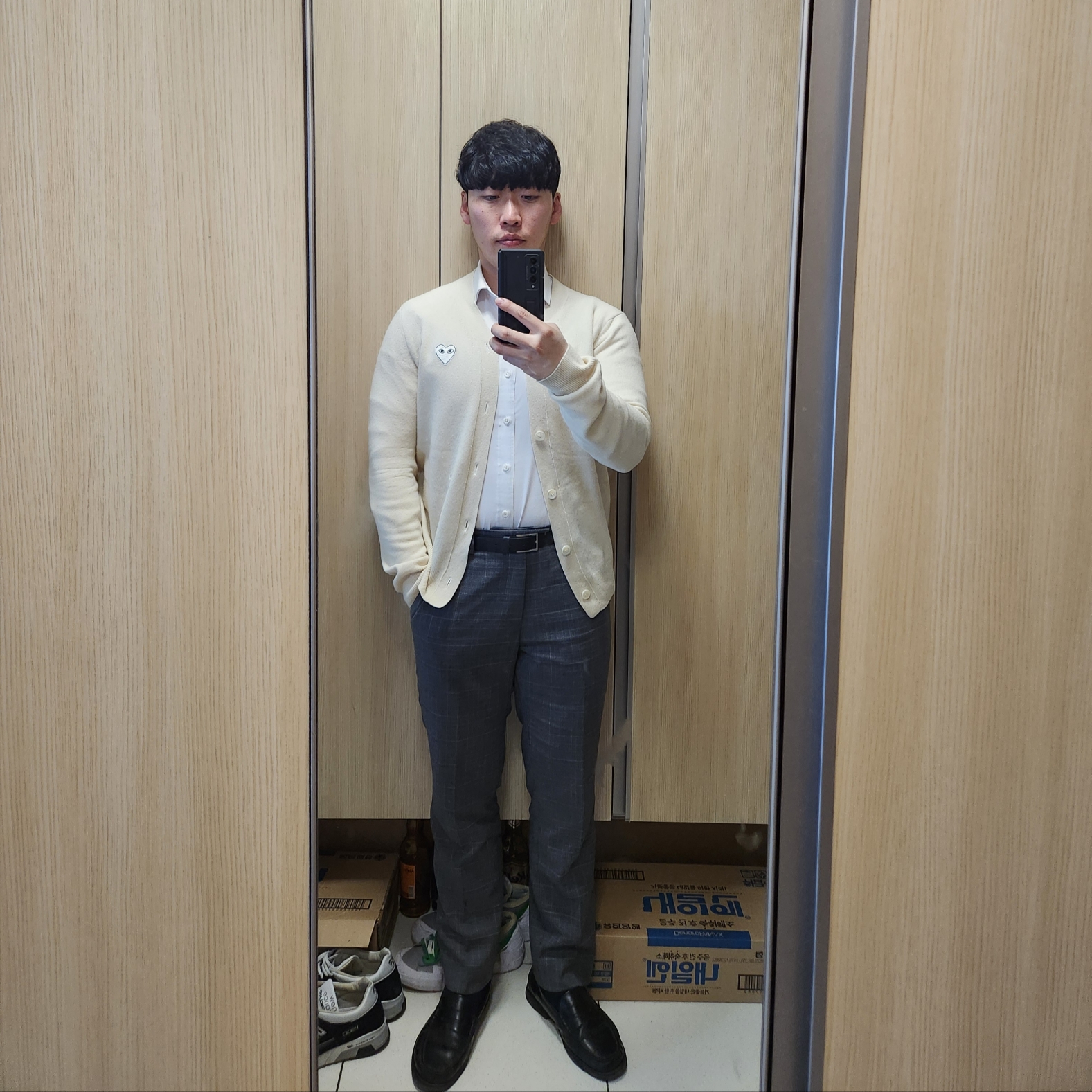 Play Comme des Garcons White Heart Knit Cardigan Natural 착용 스타일 - 1