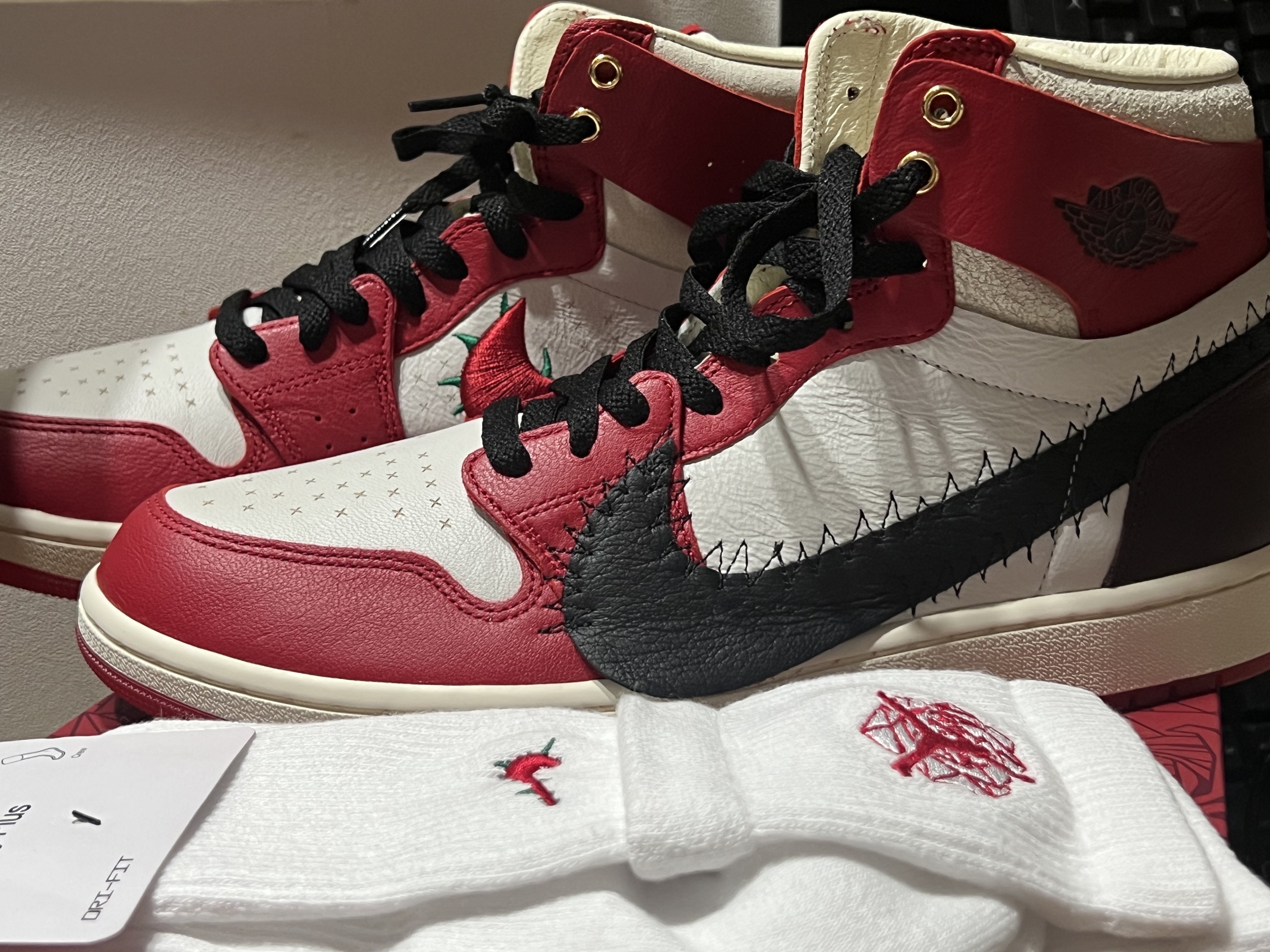 Jordan x Teyana Taylor Cushioned Crew Socks White, (W) Jordan 1 x Teyana Taylor Zoom CMFT 2 Gym Red 착용 스타일 - 1