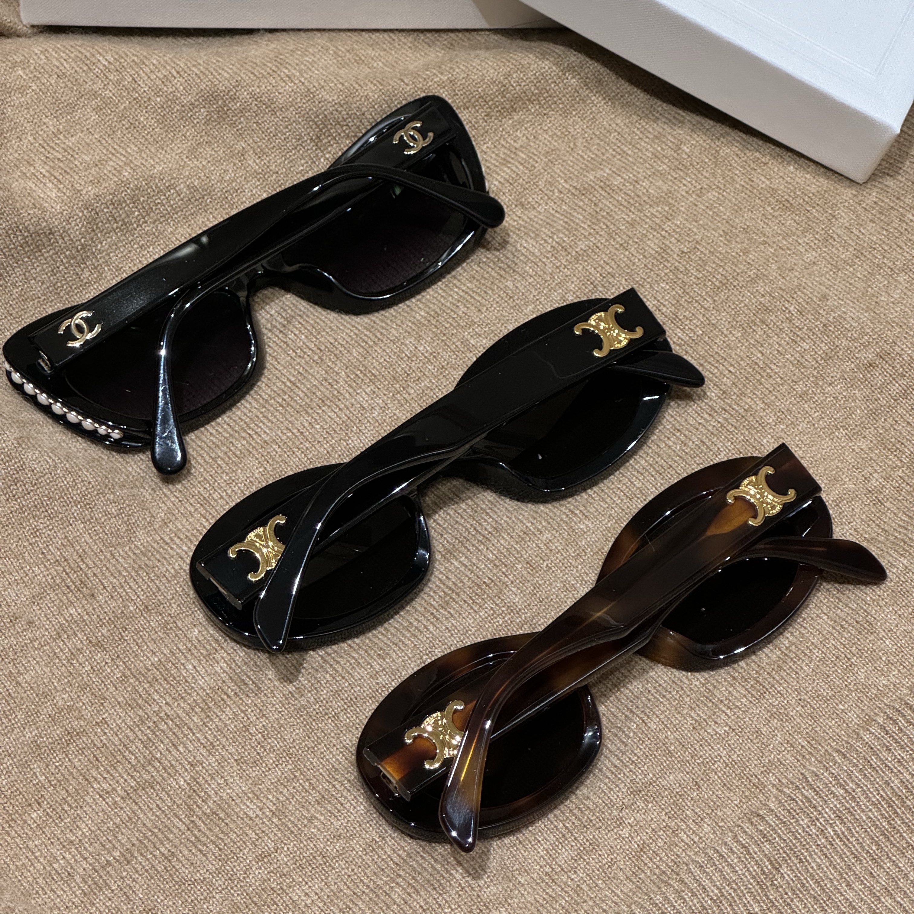 (W) Celine Triomphe 01 Sunglasses in Acetate Black, (W) Celine Triomphe 01 Sunglasses in Acetate Blonde Havana 착용 스타일 - 1