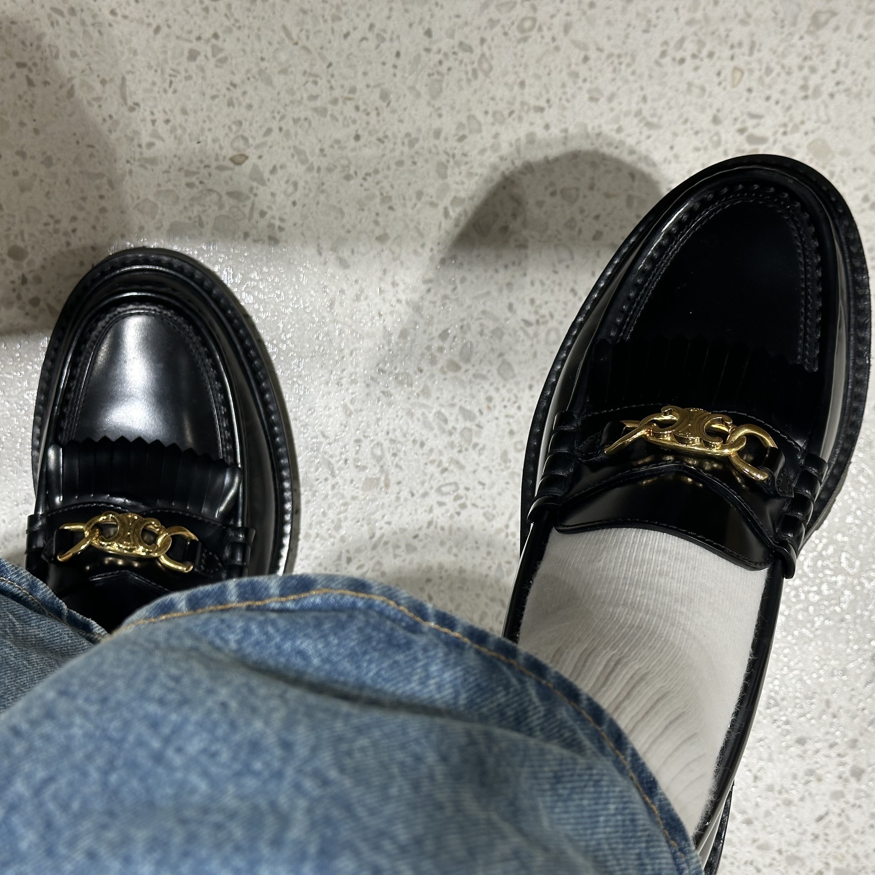 (W) Celine Margaret Loafers With Triomphe Chain In Polished Bull Black 착용 스타일