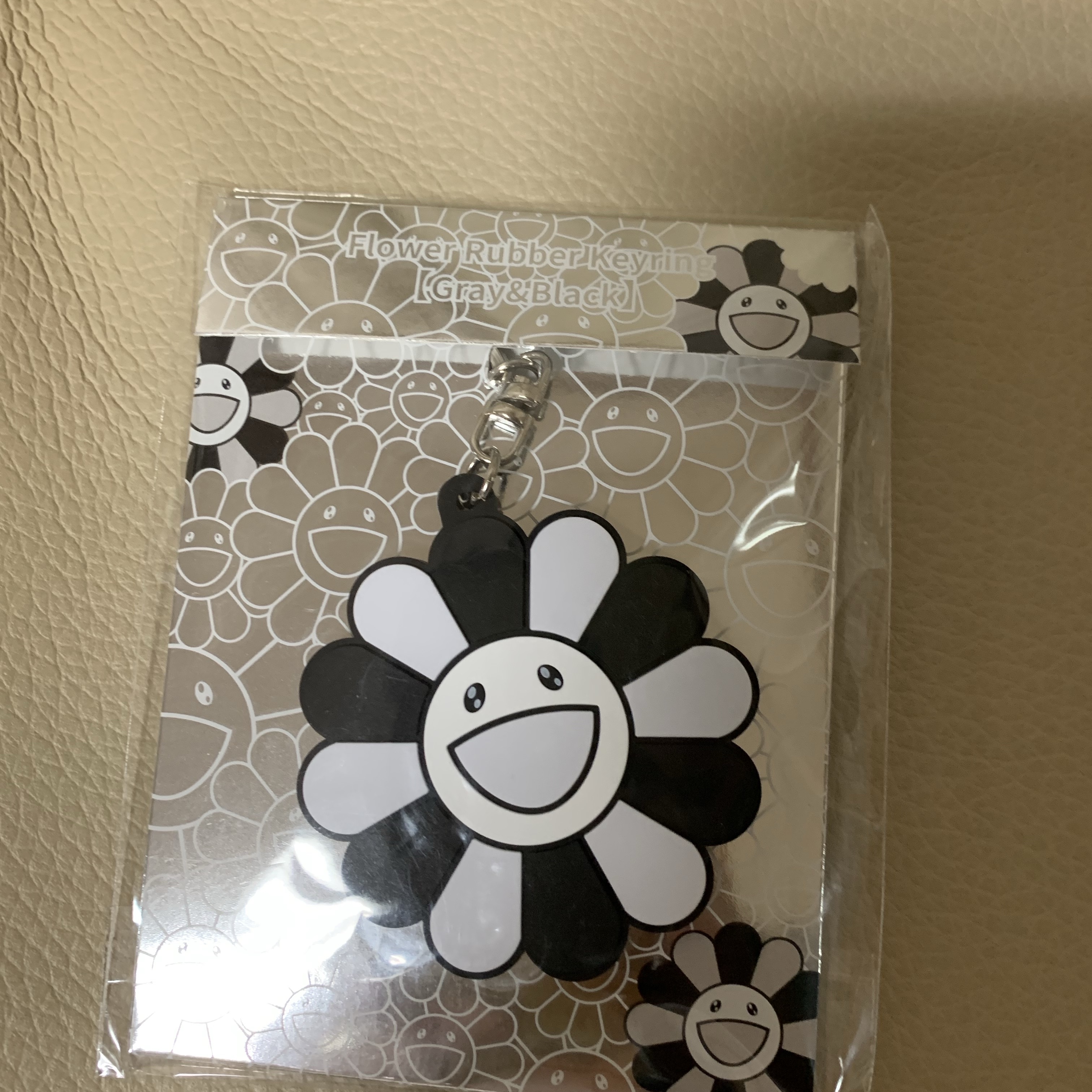 Kaikai Kiki Flower Rubber Keyring Gray Black 착용 스타일