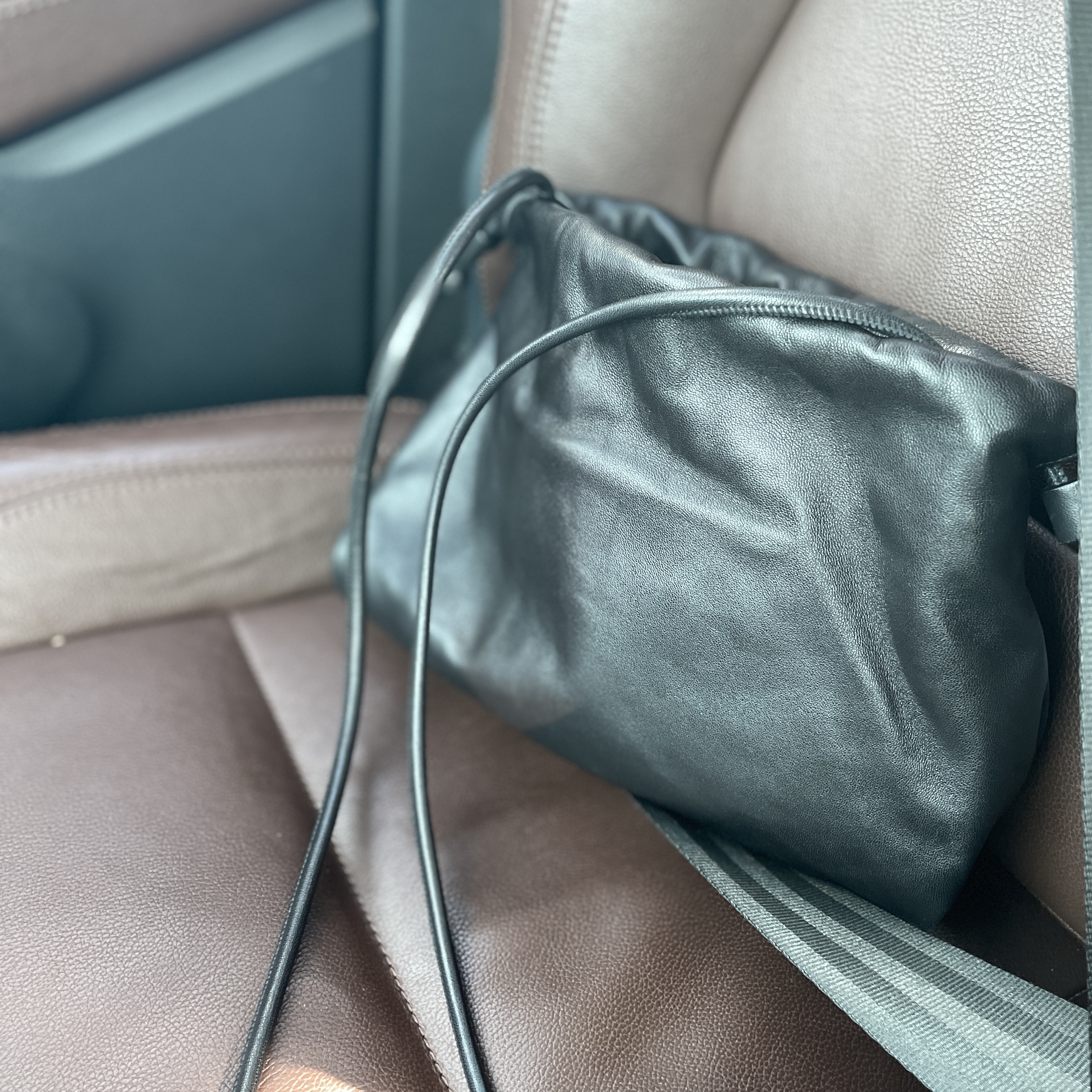 COS Cavatelli Bucket Bag Black 착용 스타일