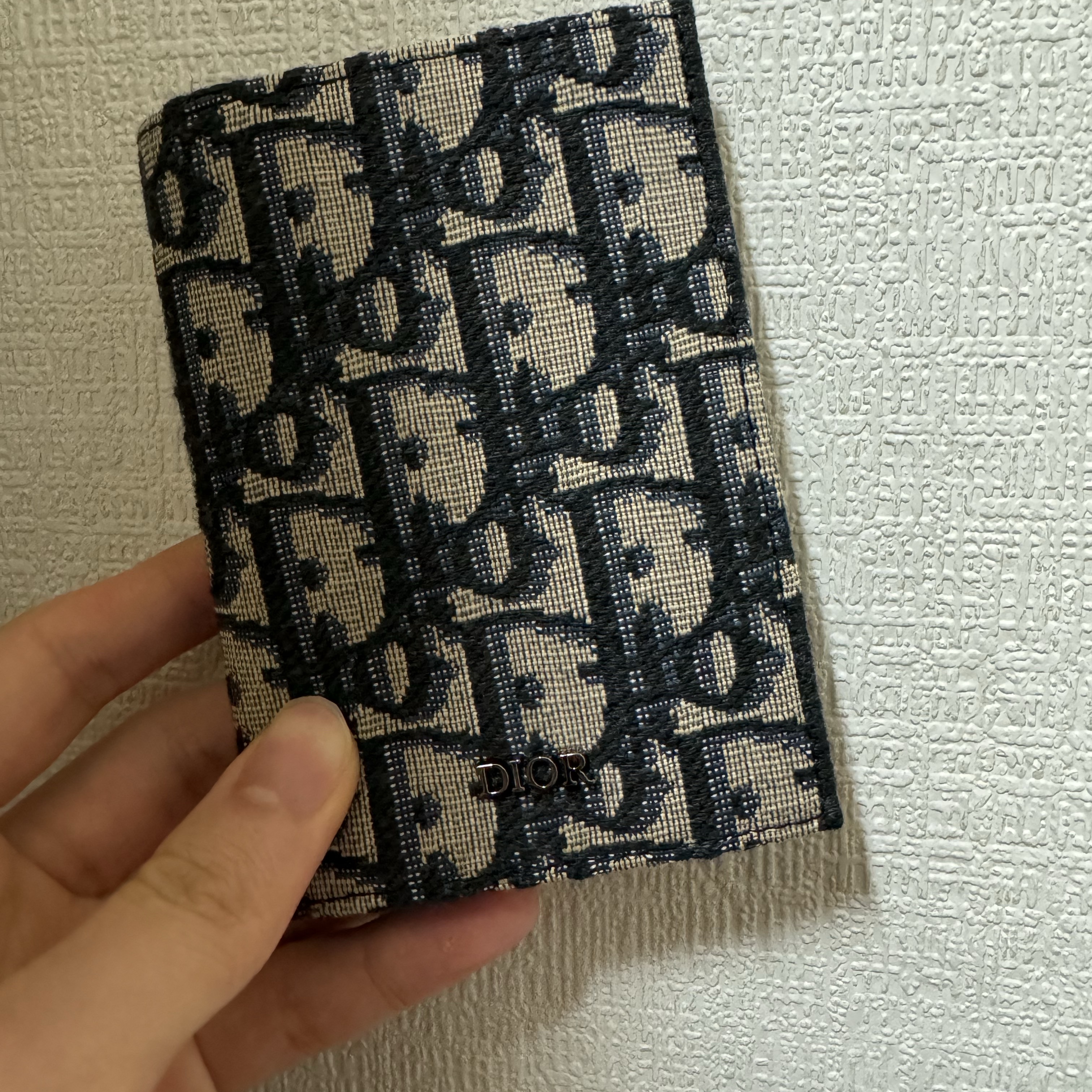 Dior Bi-Fold Card Holder Beige & Black Dior Oblique Jacquard 착용 스타일