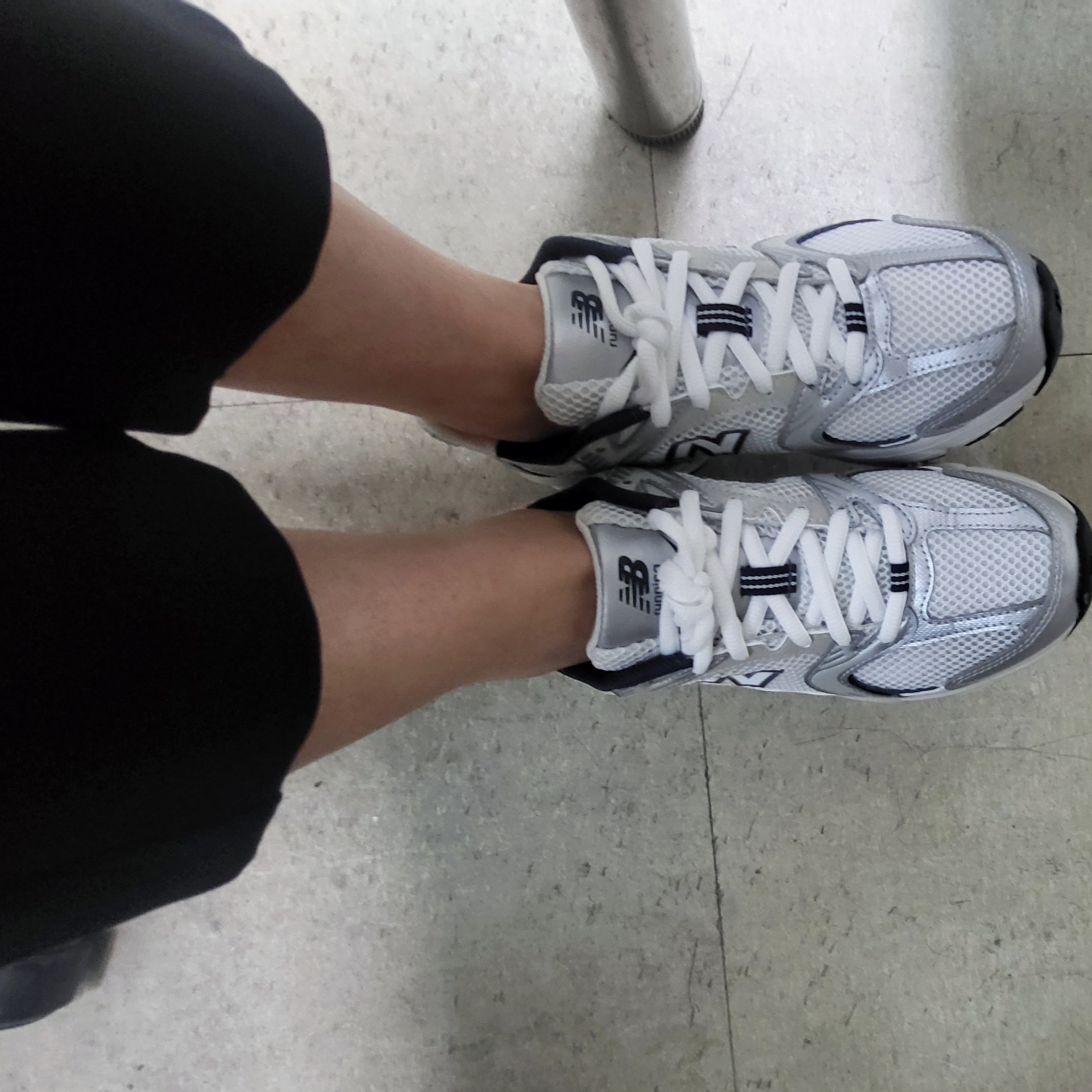 New Balance 530 Steel Grey 착용 스타일 - 1