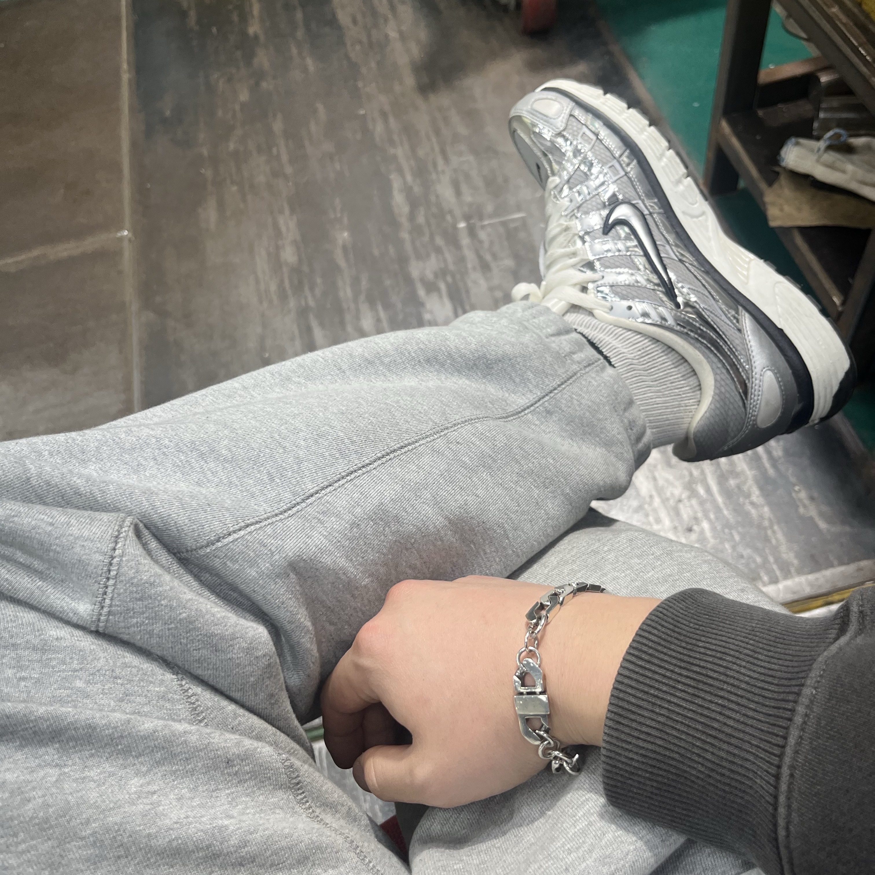 Nike NRG Solo Swoosh Fleece Pants Dark Grey Heather - Asia, Nike P-6000 Metallic Silver 착용 스타일