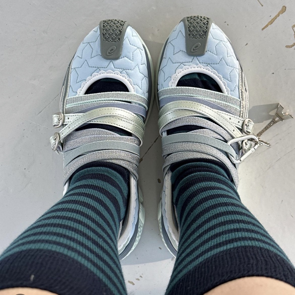 (W) Asics x Kiko Kostadinov x Heaven by Marc Jacobs Gel-Lokros Faded Denim Pale Aqua 착용 스타일 - 4
