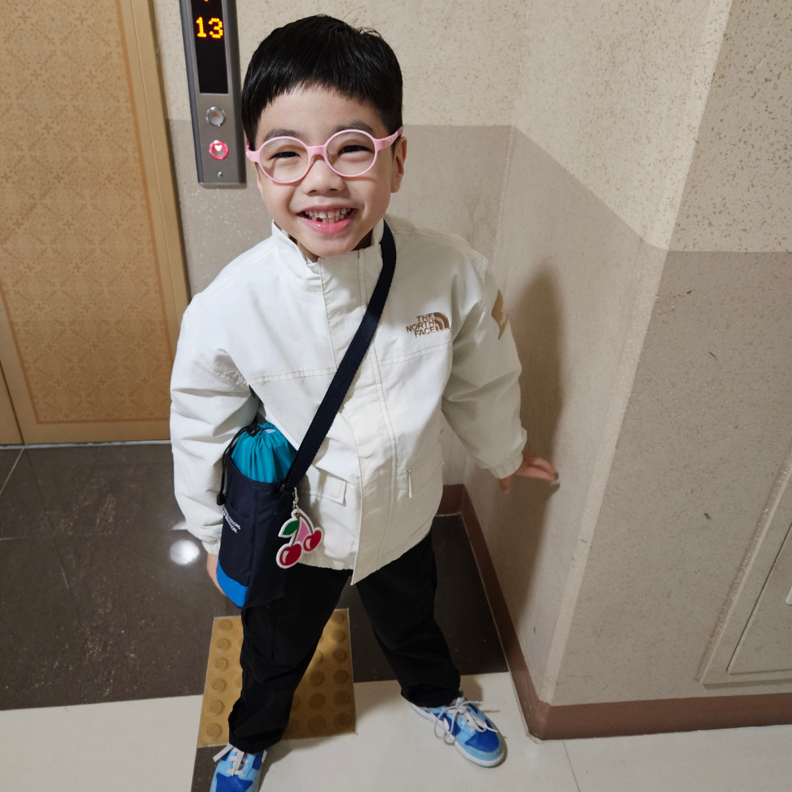 Chanel Square Eyeglasses Acetate & Black, The North Face White Label Neilton Jacket White Sand 착용 스타일 - 3