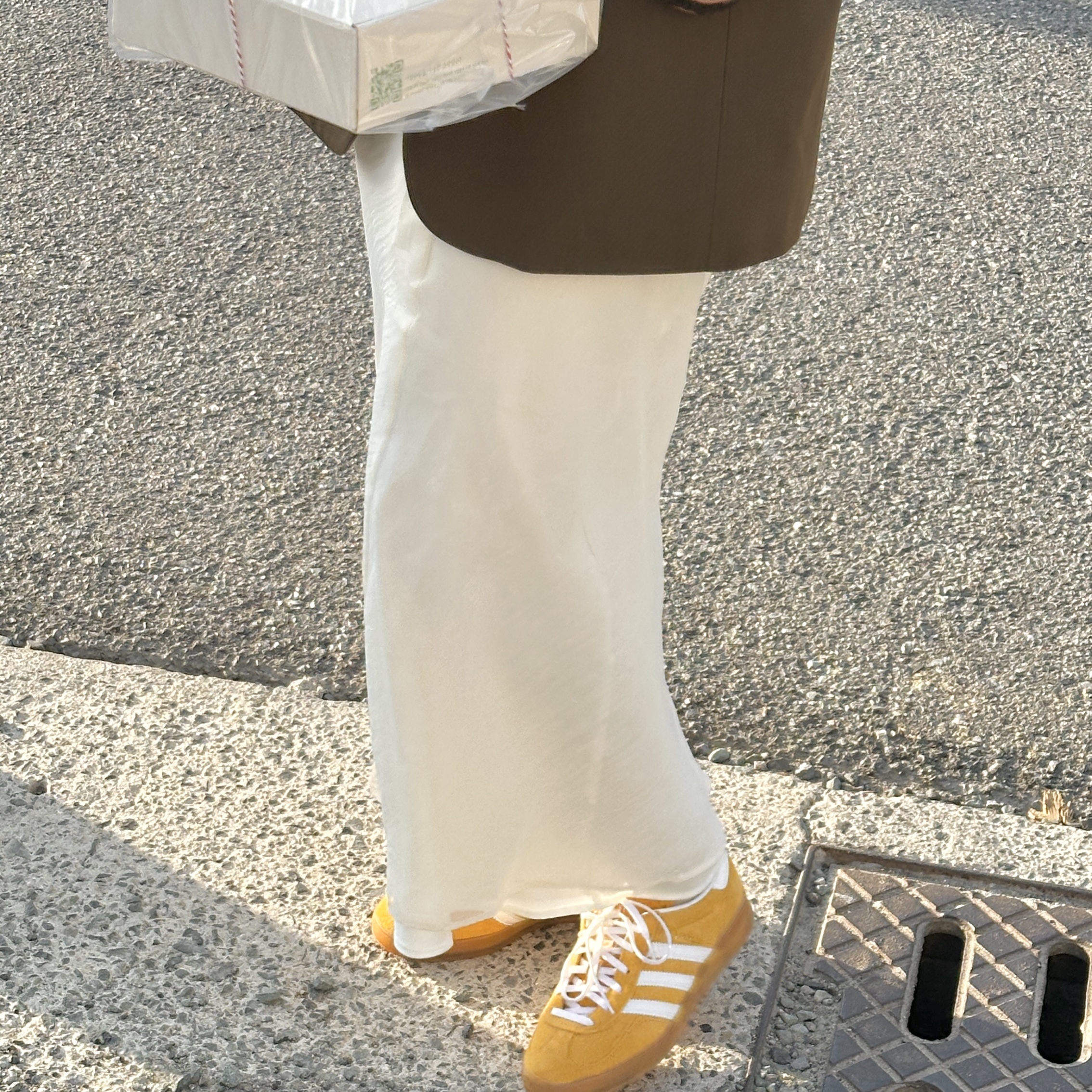 (W) Adidas Gazelle Indoor Orange Peel Cloud White 착용 스타일