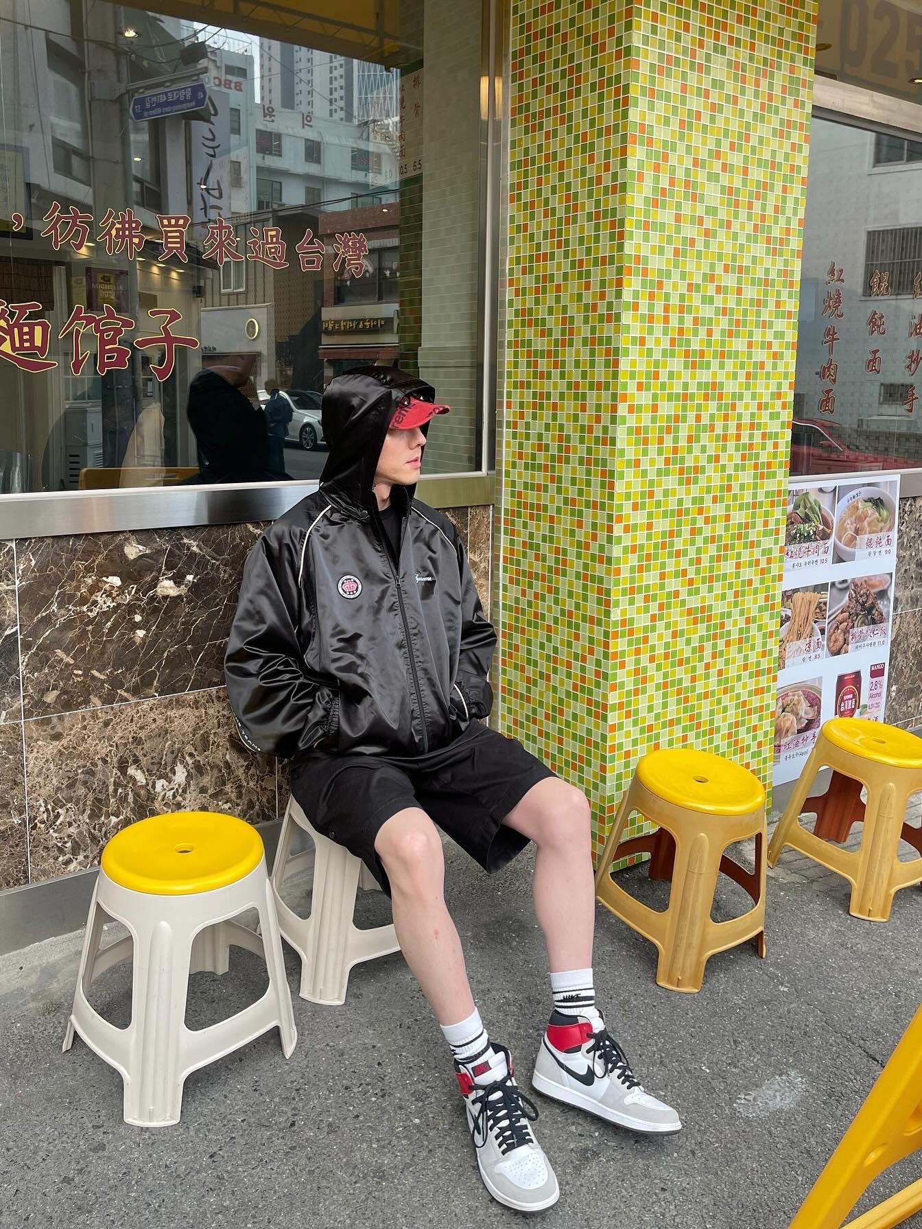 Supreme Satin Hooded Track Jacket Black - 24SS, Supreme Frayed Logos Denim Camp Cap Red - 21SS 착용 스타일 - 1