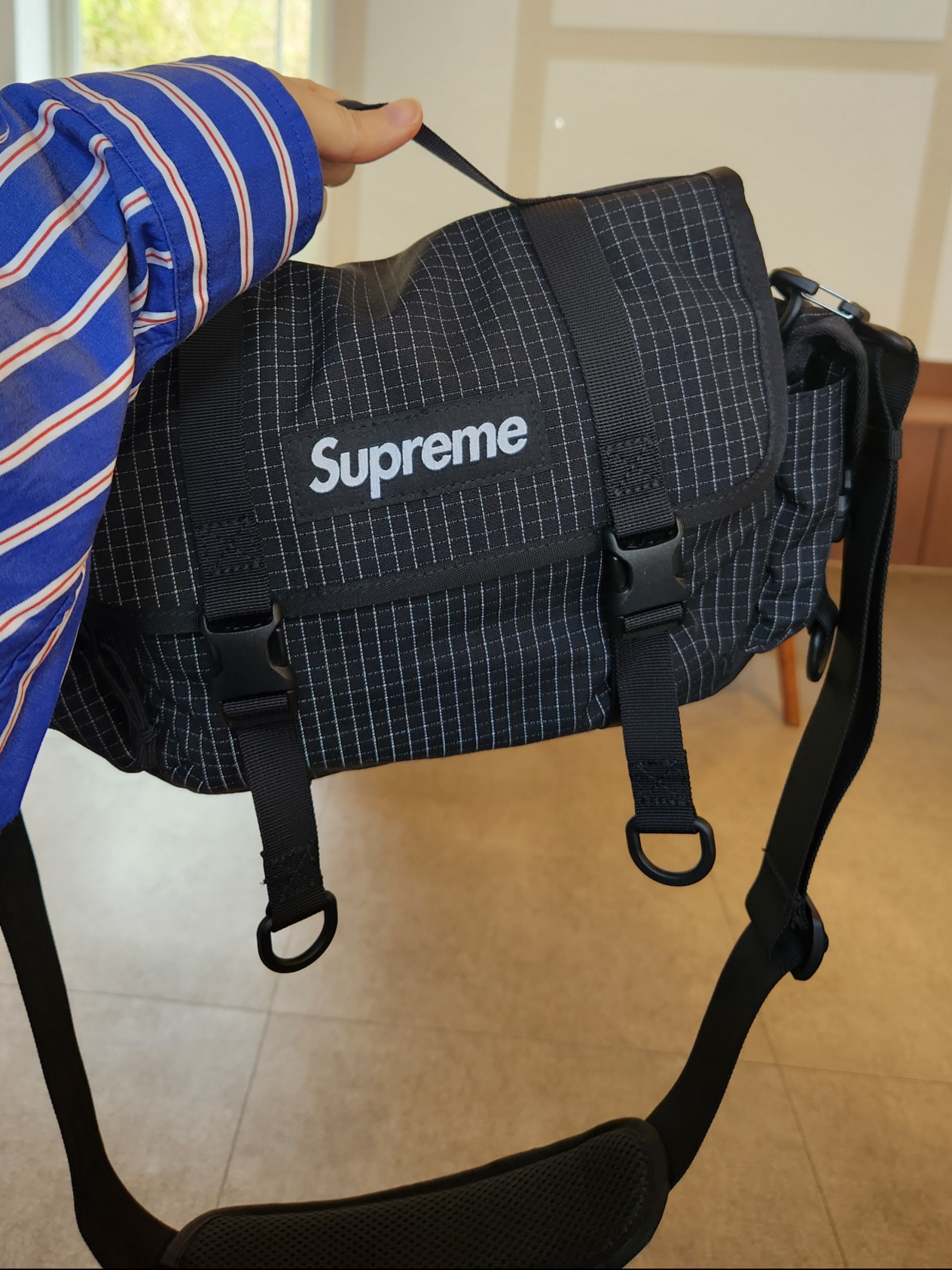 Supreme Mini Duffle Bag Black - 24SS, Supreme Cinch Bag Black - 24SS 착용 스타일 - 2