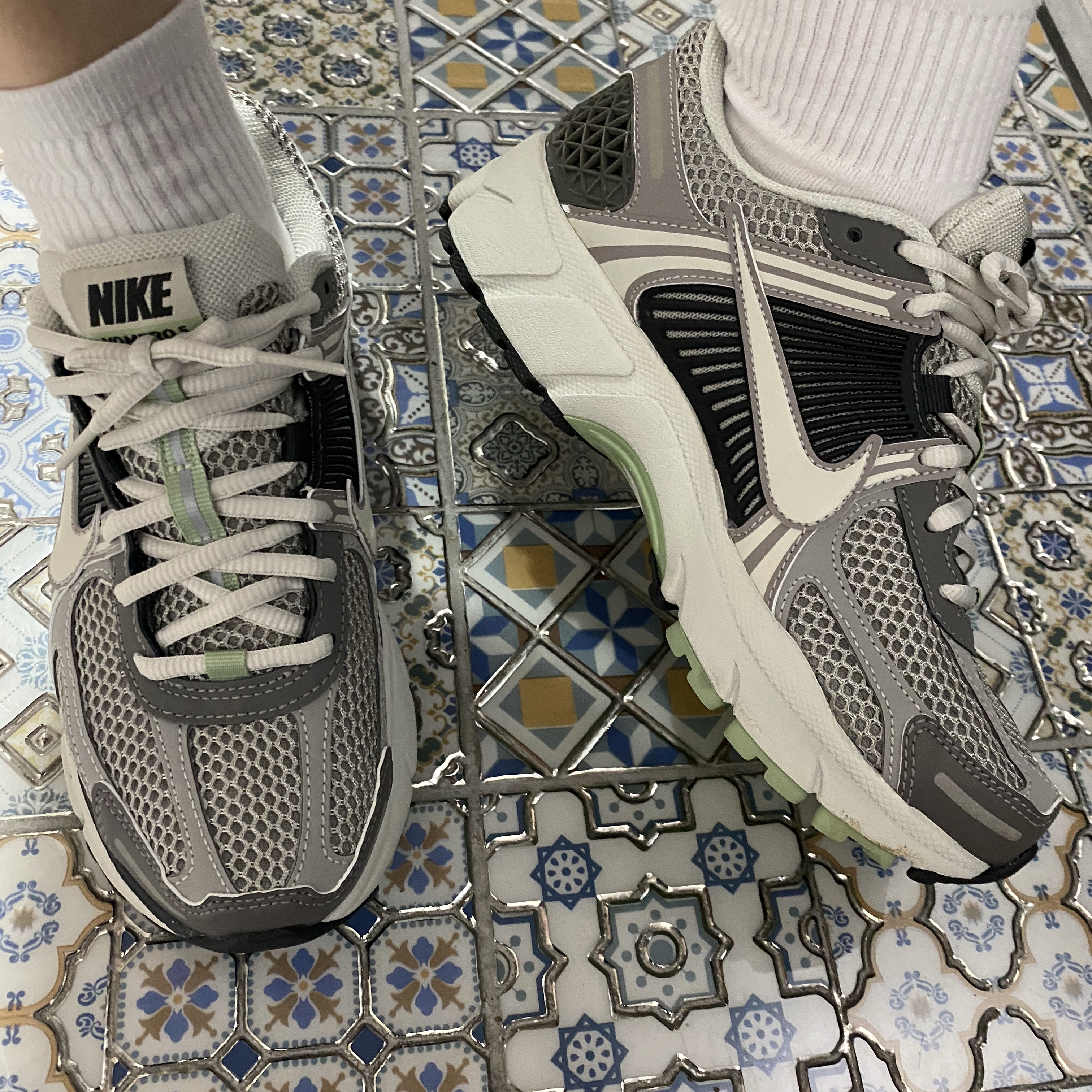 (W) Nike Zoom Vomero 5 Cobblestone and Flat Pewter 착용 스타일