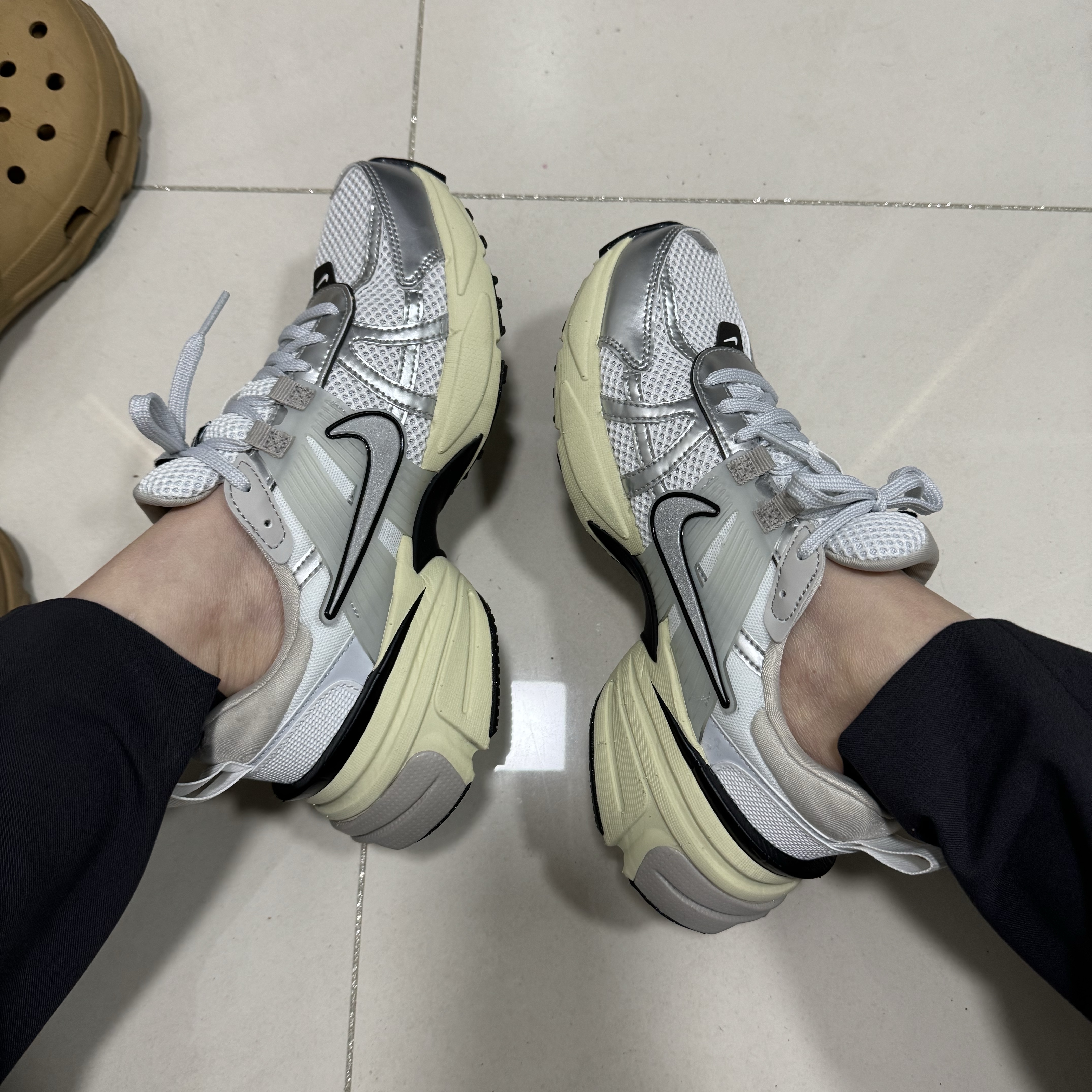 Nike V2K Run Summit White Metallic Silver 착용 스타일