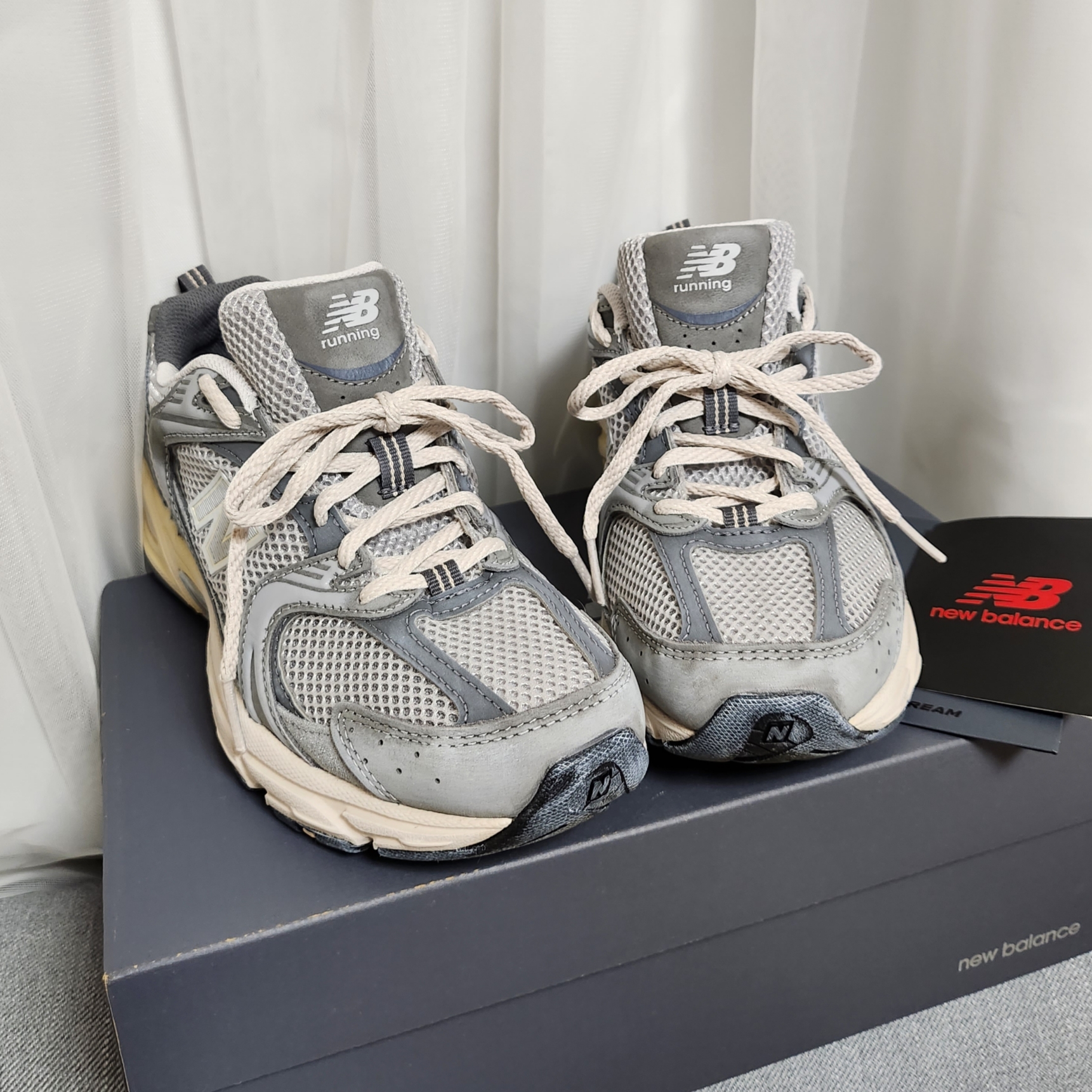 New Balance 530 Premium Vintage Grey Matter 착용 스타일 - 1