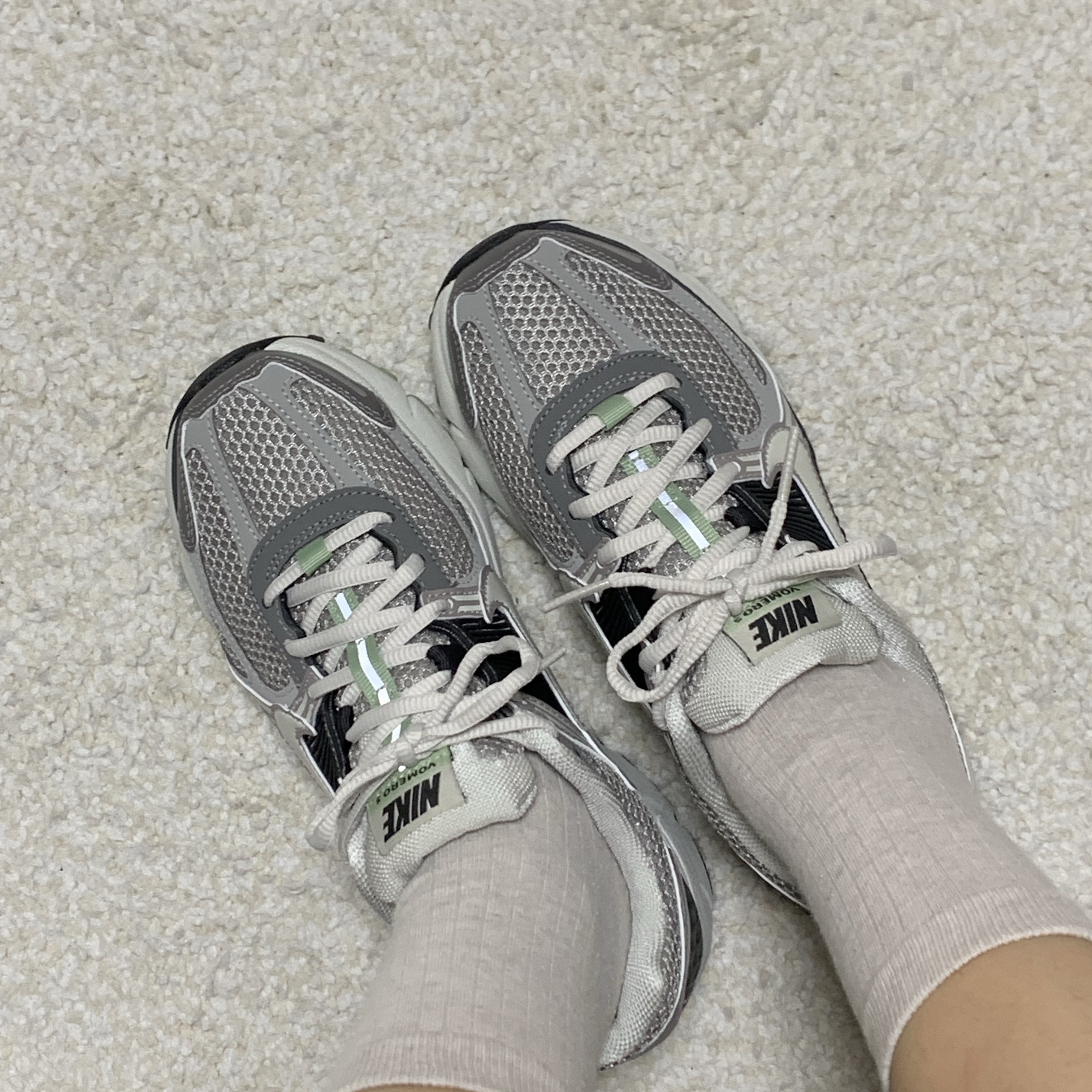 (W) Nike Zoom Vomero 5 Cobblestone and Flat Pewter 착용 스타일 - 2