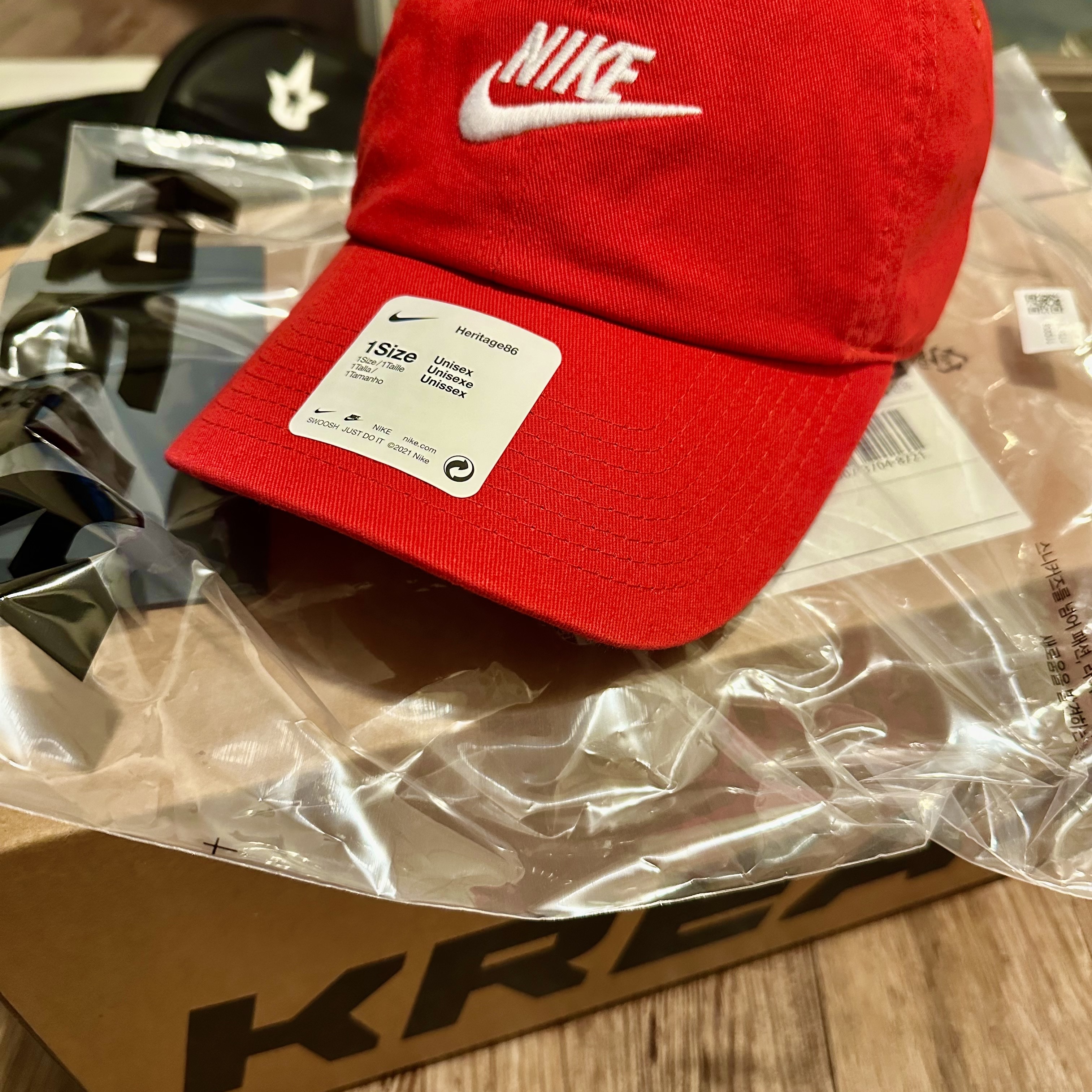 Nike Heritage 86 Futura Washed Cap University Red 착용 스타일