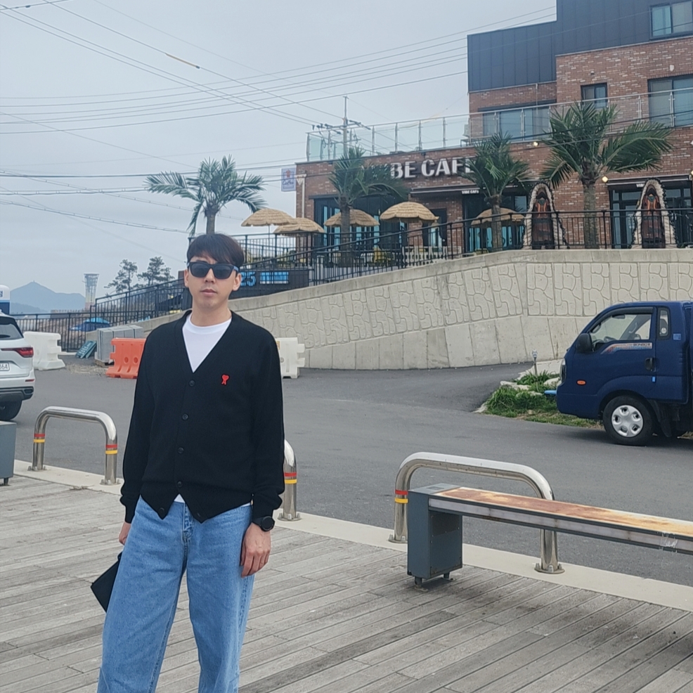 AMI de Coeur Wool Cardigan Black 착용 스타일