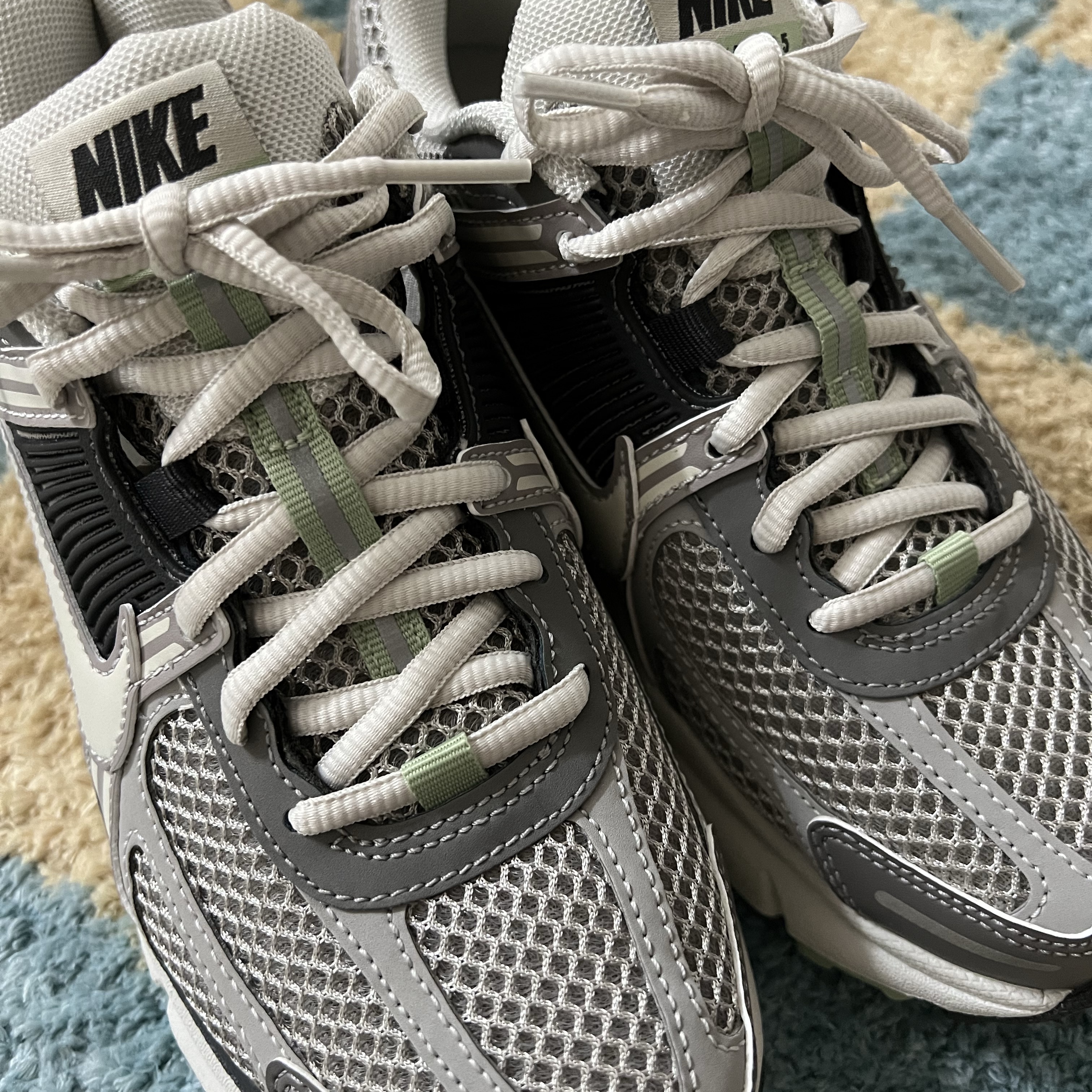 (W) Nike Zoom Vomero 5 Cobblestone and Flat Pewter 착용 스타일