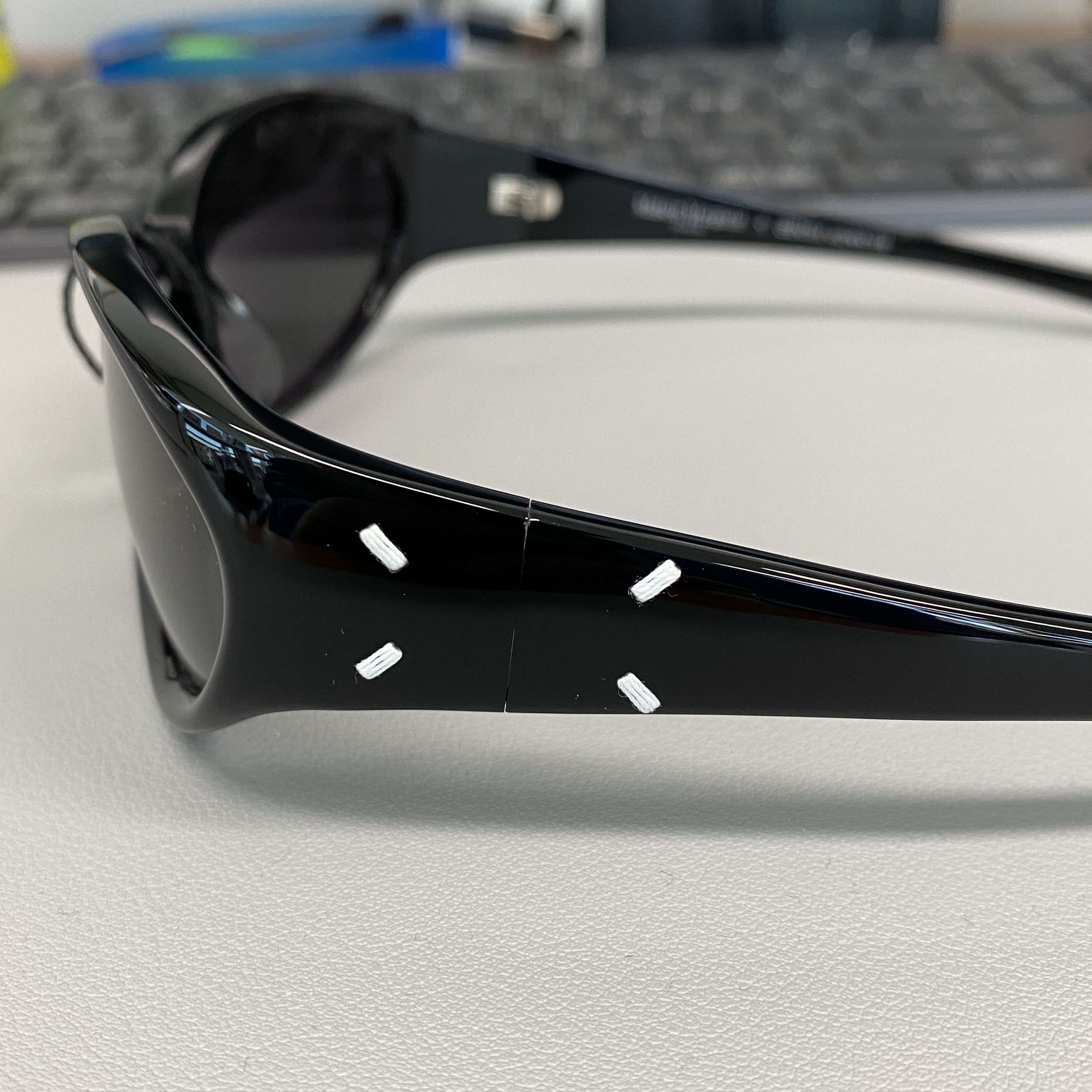 Gentle Monster x Maison Margiela MM104 Black Black 착용 스타일 - 2