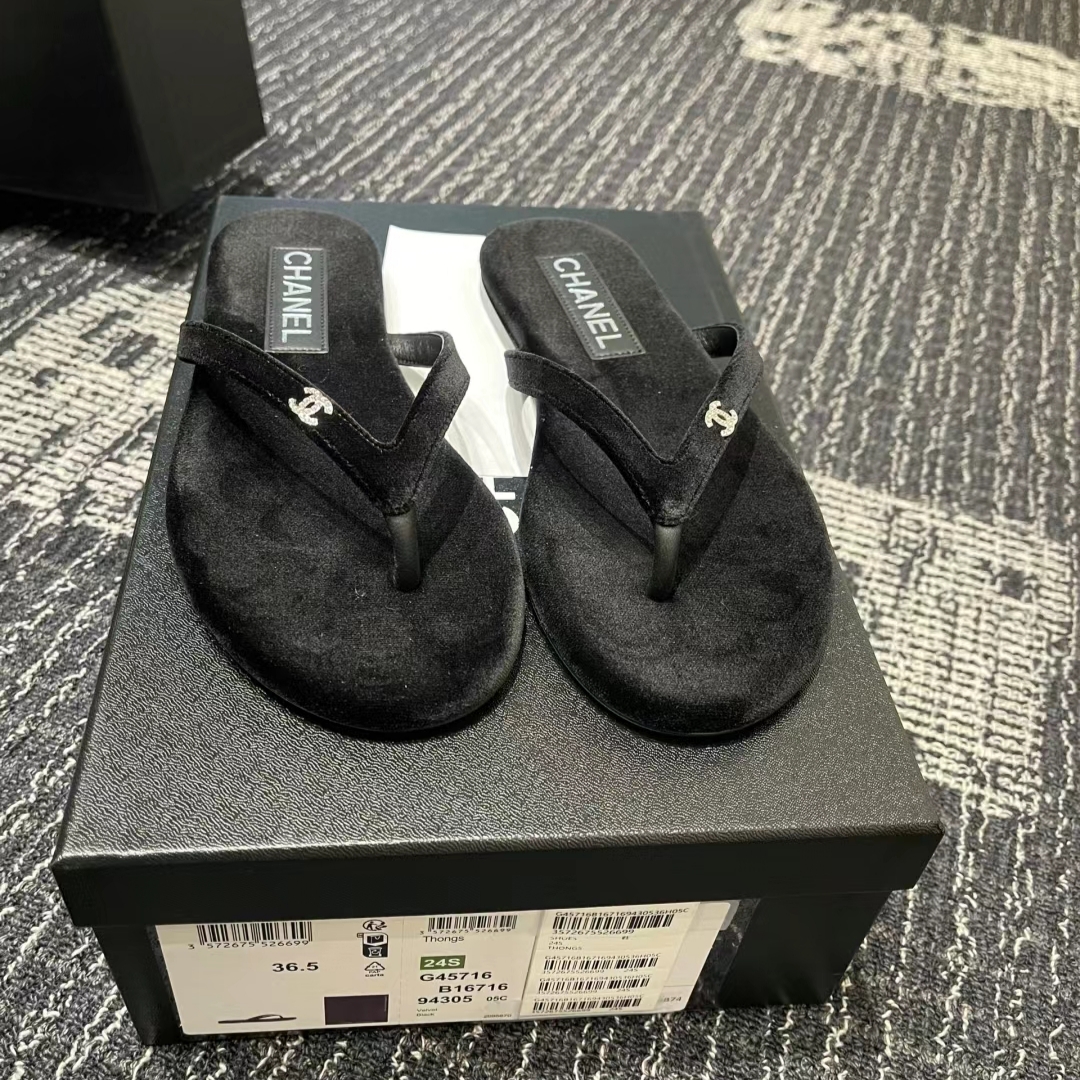 (W) Chanel Thongs Velvet & Black 착용 스타일