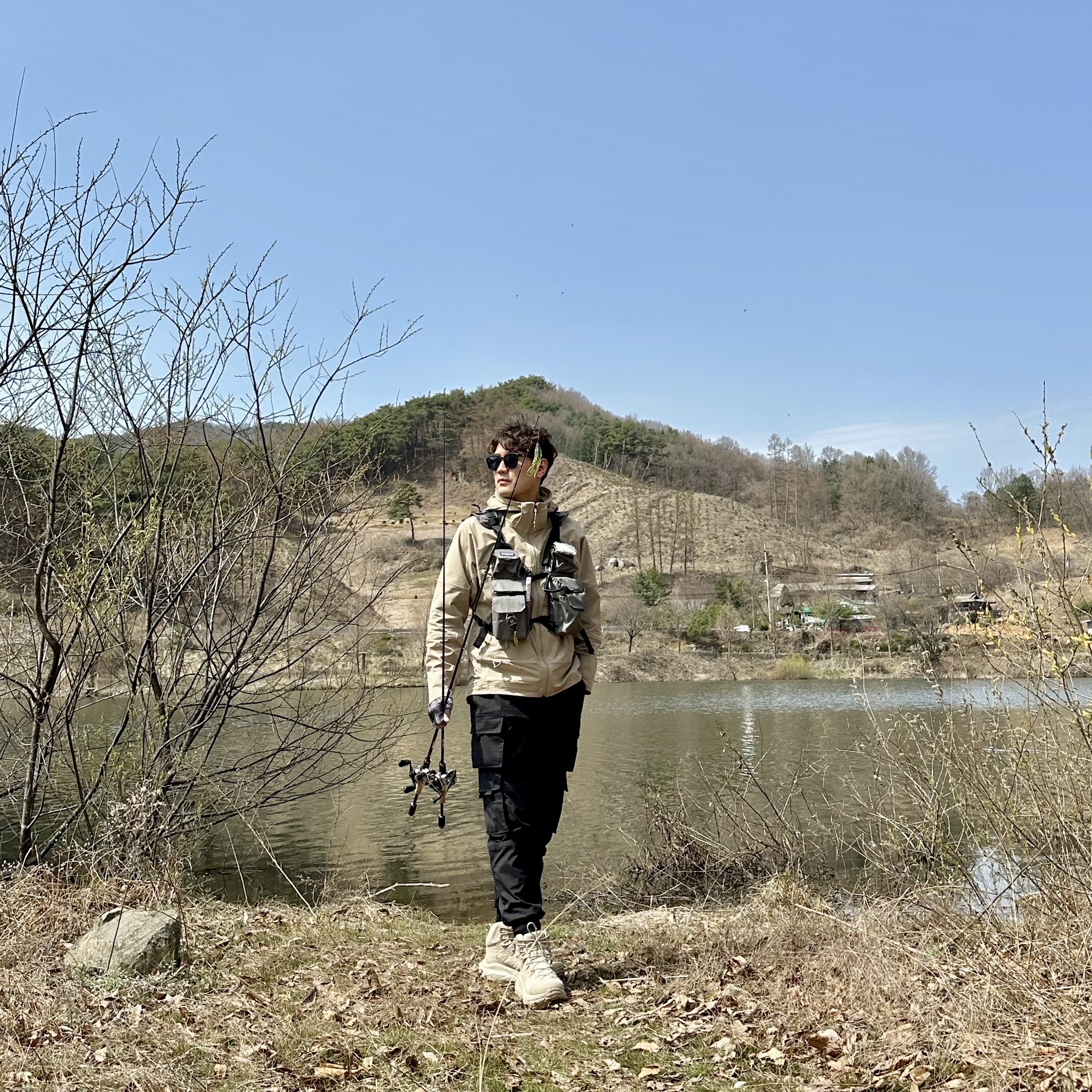 Hoka Kaha 2 Gore-Tex Oxford Tan, Nike ACG Sun Farer Jacket Khaki Summit White - Asia 착용 스타일