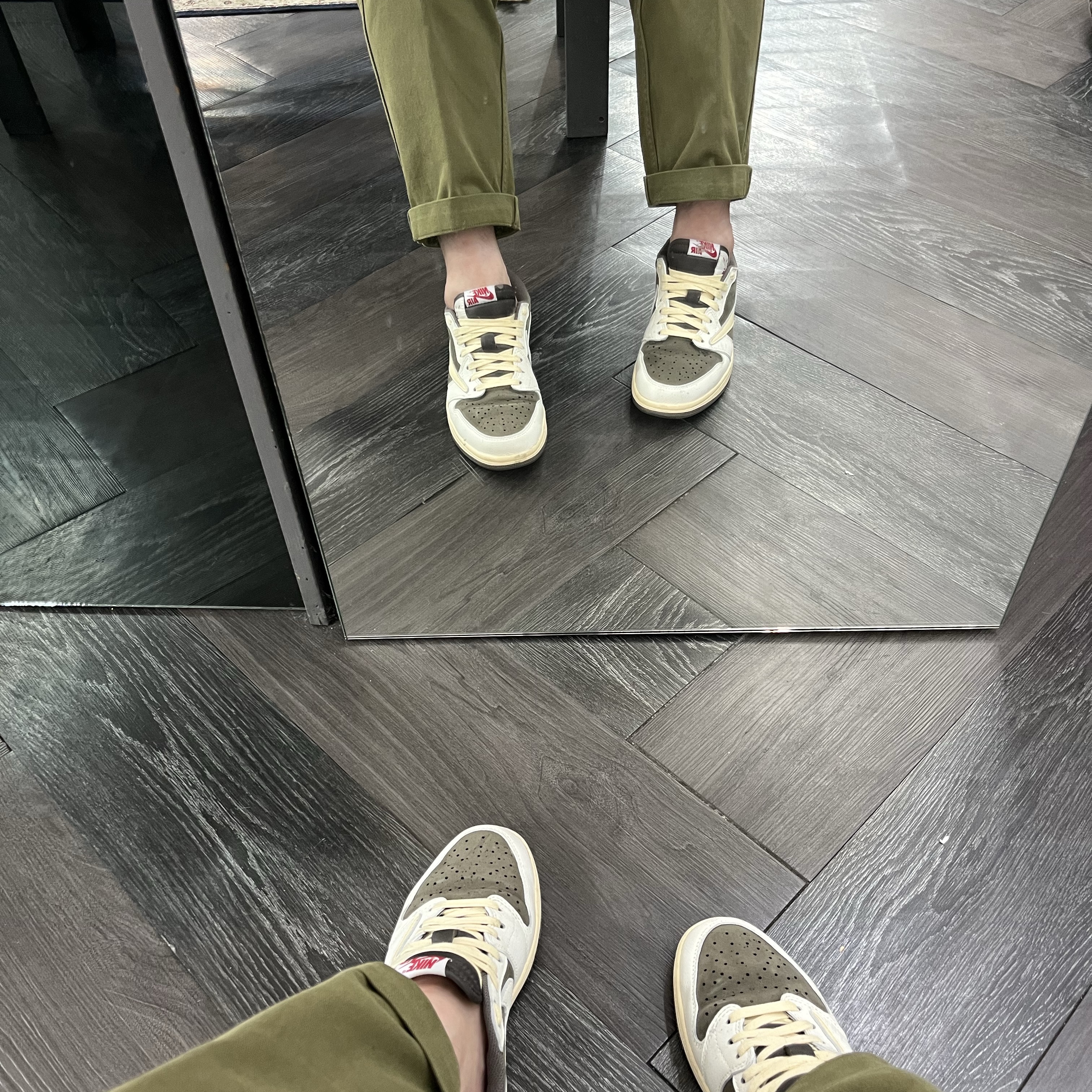Jordan 1 x Travis Scott Retro Low OG SP Sail and Ridgerock ์ฐฉ์ฉ ์คํ์ผ