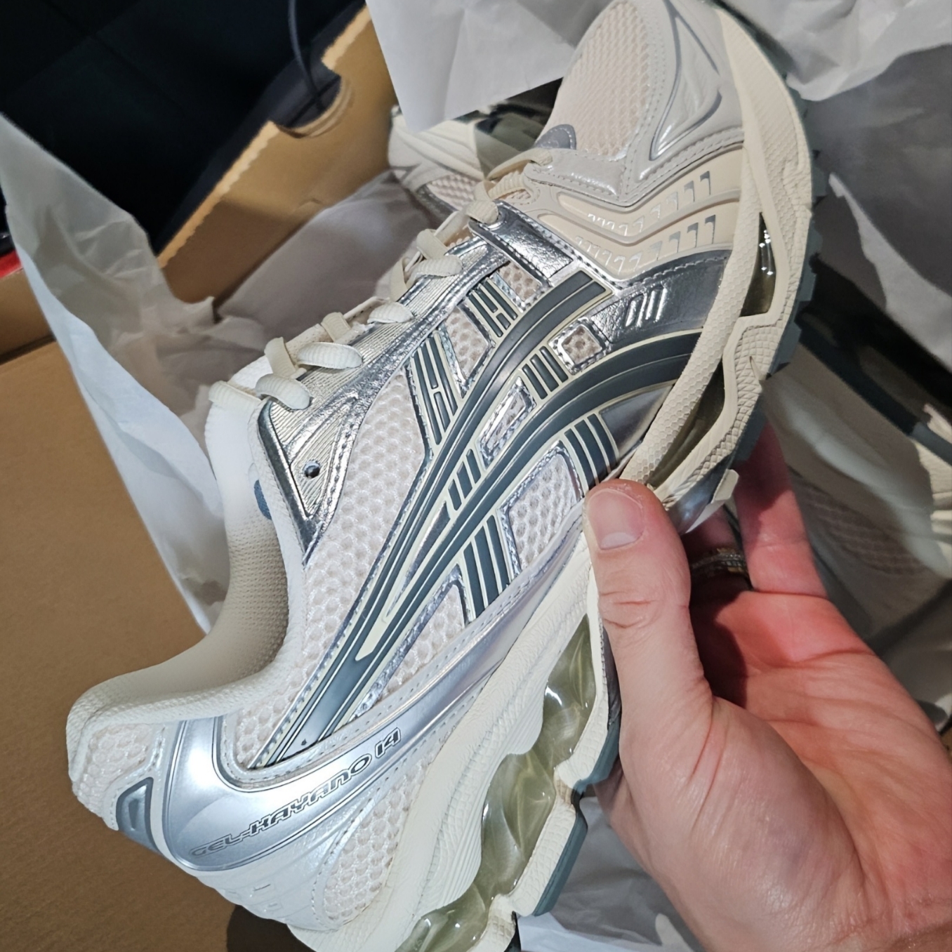 Asics Gel-Kayano 14 Cream Pure Silver, Asics Gel-Kayano Legacy White Black 착용 스타일 - 4