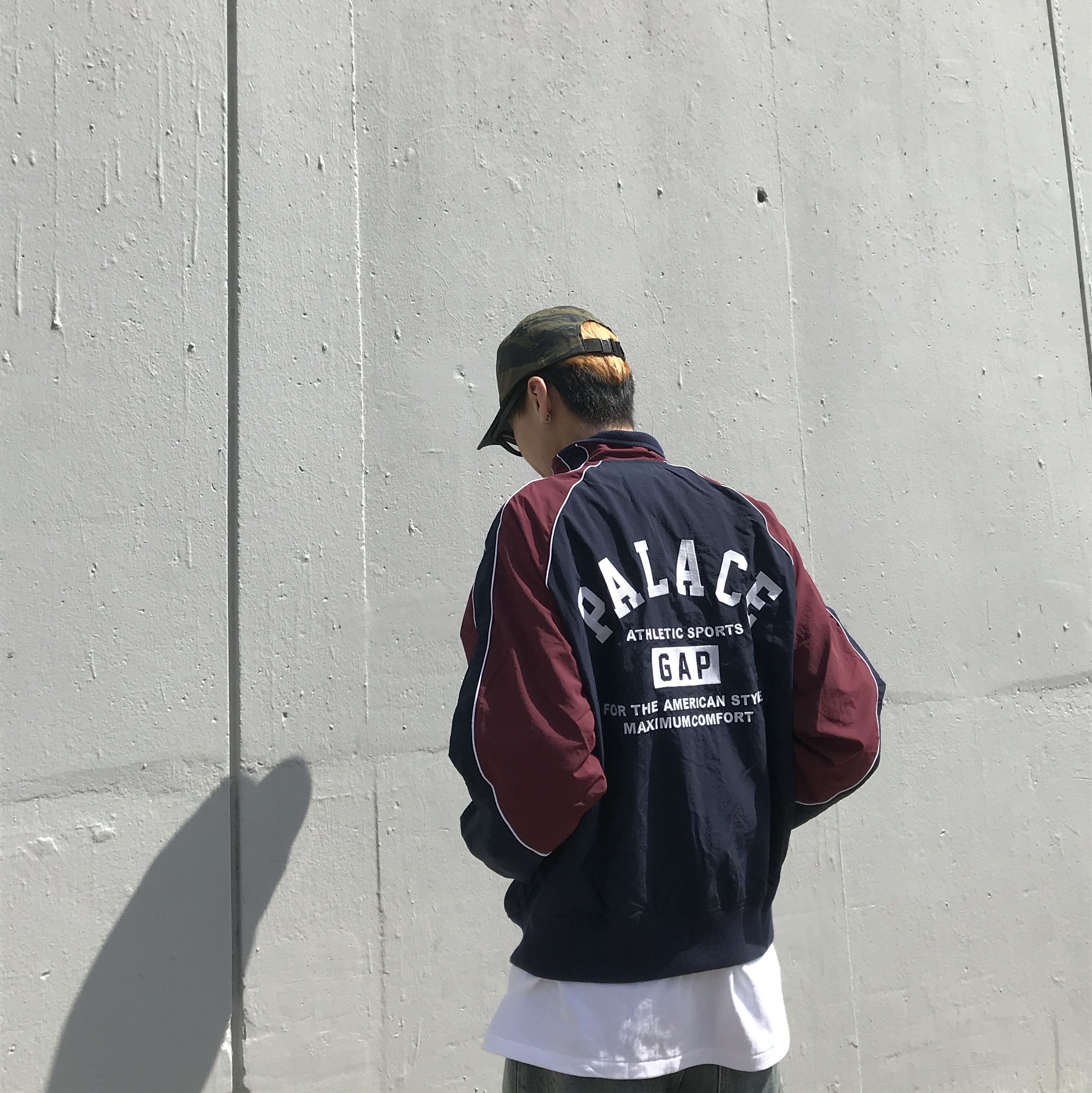 Palace x Gap Nylon Track Top Navy Red - 24SS, Palace x Gap Heavy Jersey T-Shirt White - 24SS 착용 스타일 - 1