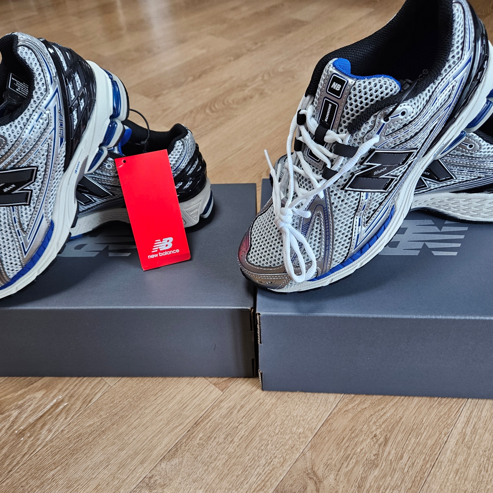 New Balance 1906R Silver Metallic 착용 스타일 - 1