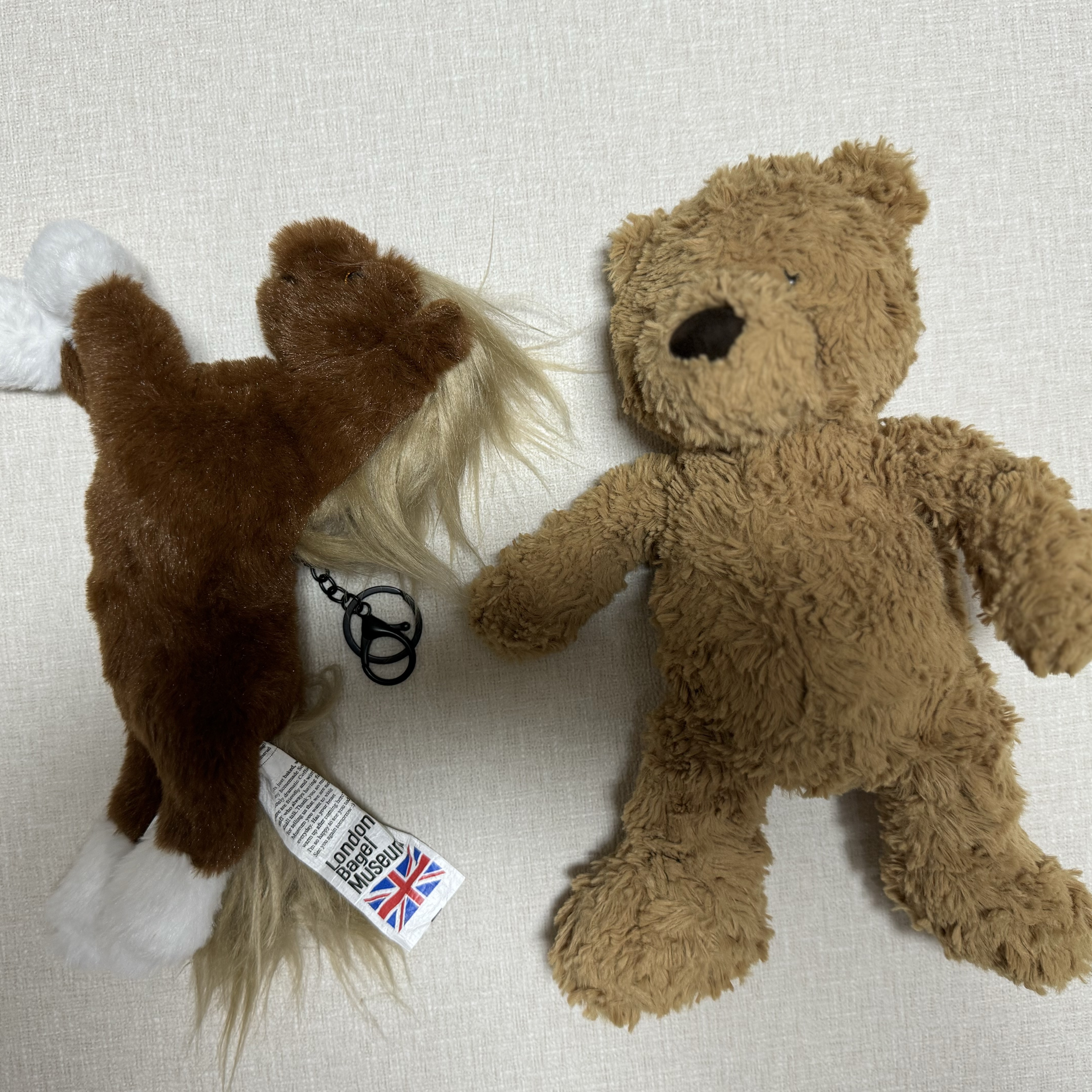 Jellycat Bumbly Bear Small Brown, Baby Pogry 착용 스타일