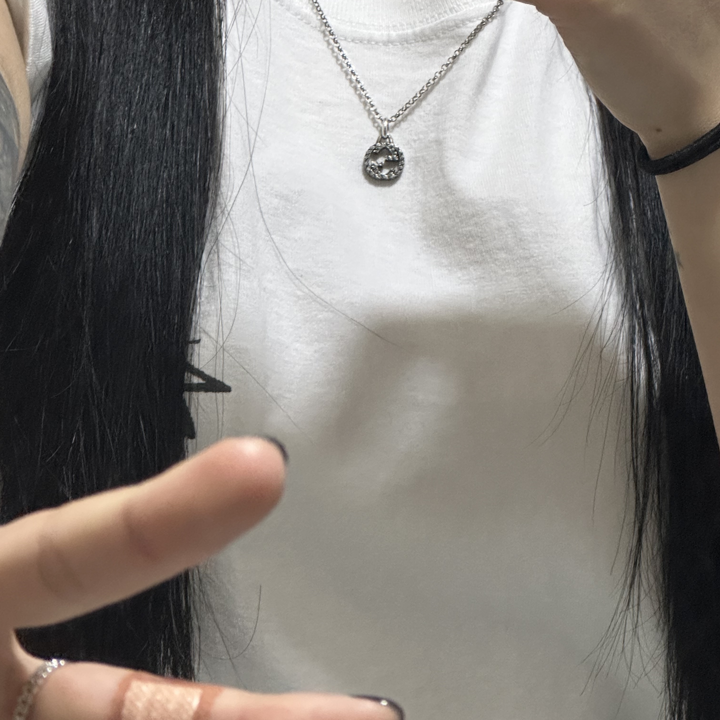 Gucci Interlocking G Pendant Necklace Silver, Stussy Kittens T-Shirt White 착용 스타일