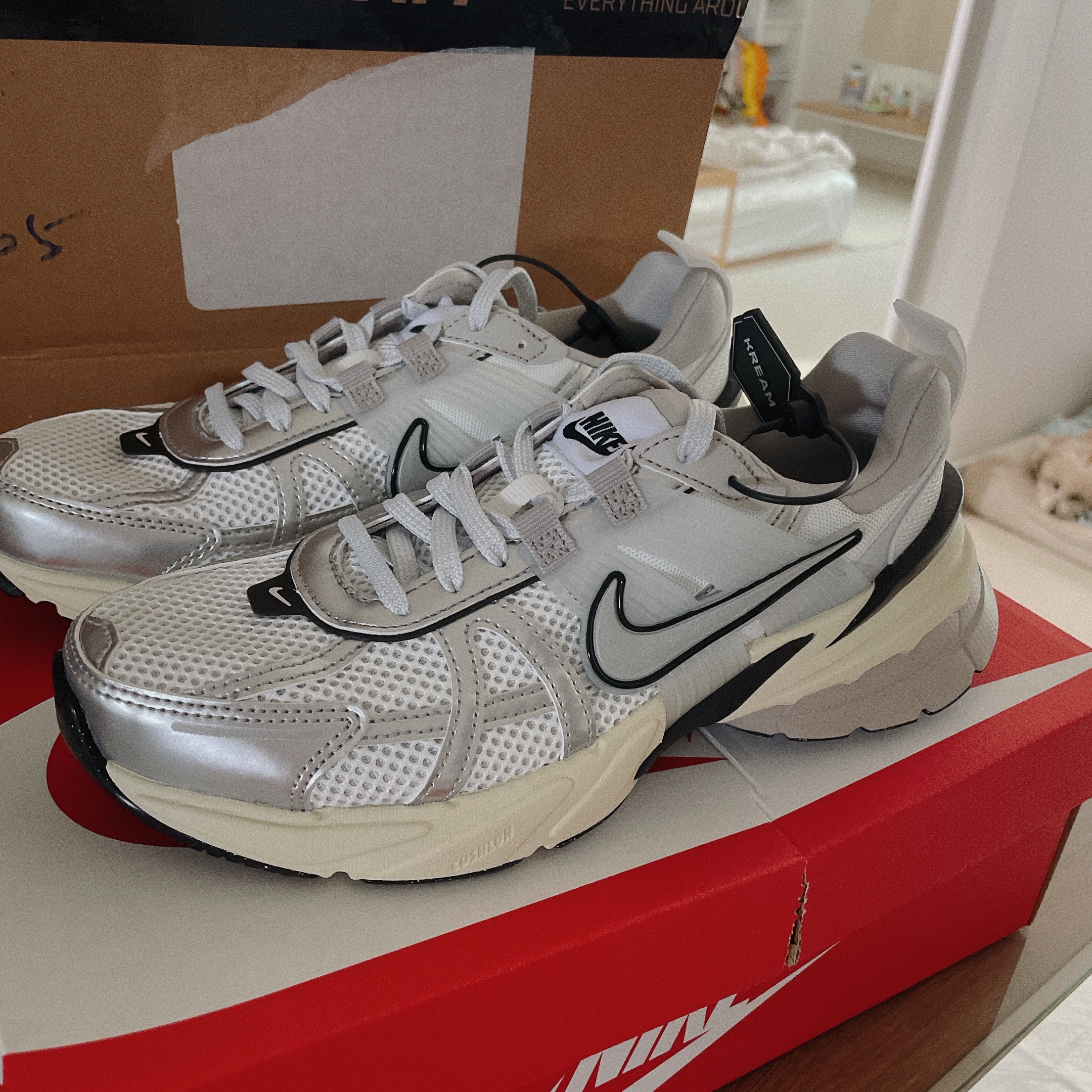 Nike V2K Run Summit White Metallic Silver 착용 스타일